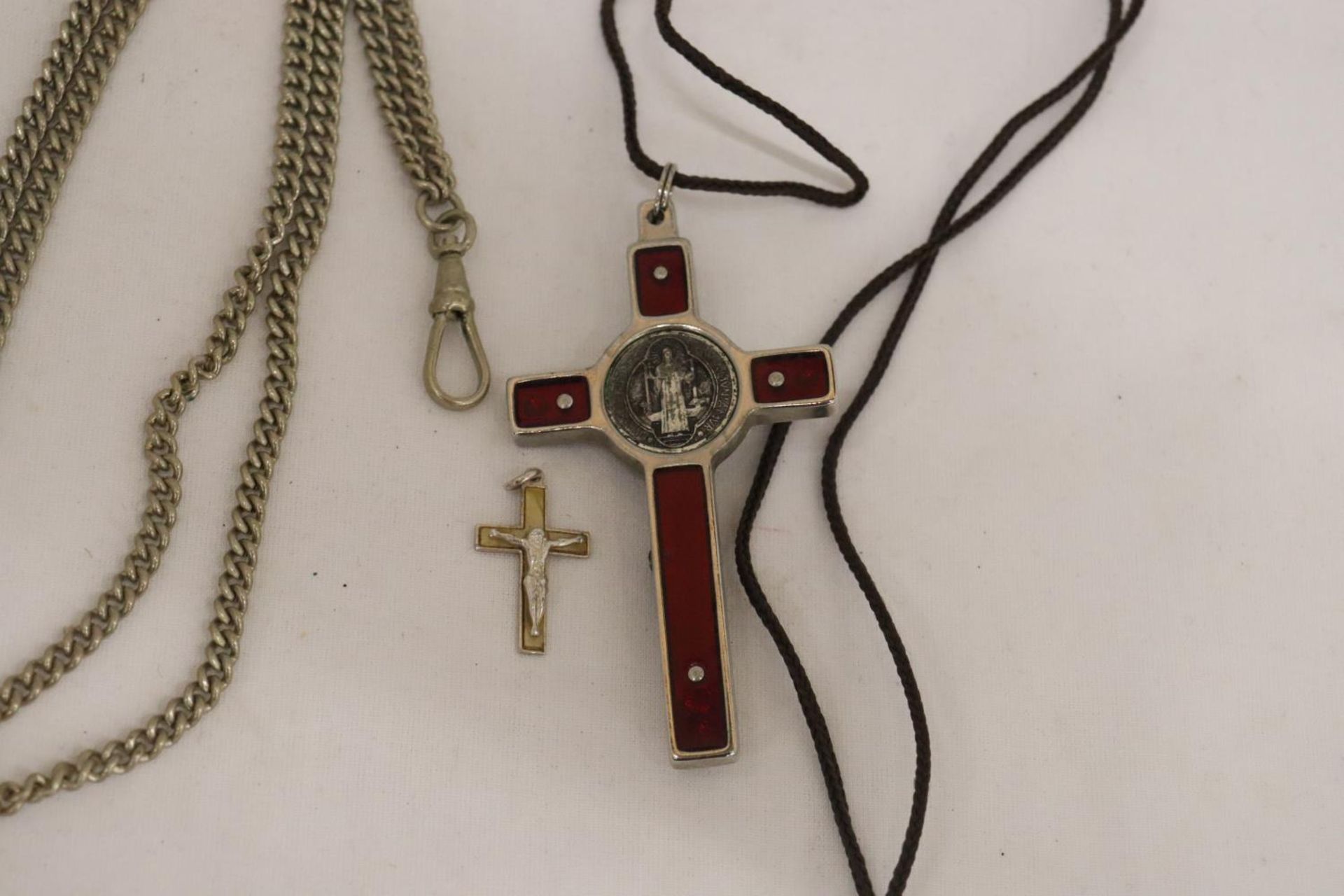 A POCKET WATCH CHAIN AND A CRUCIFIX - Image 2 of 5