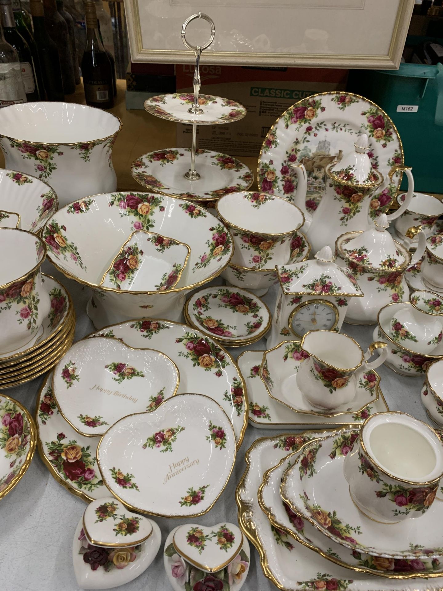 A VERY LARGE COLLECTION OF ROYAL ALBERT OLD COUNTRY ROSES TO INCLUDE TRIOS, JUGS, SUGAR BOWLS, - Image 4 of 9
