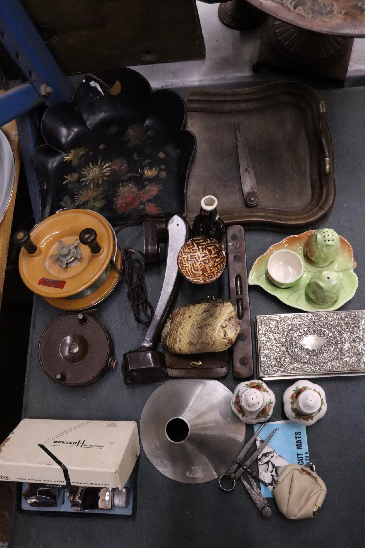 A QUANTITY OF ITEMS TO INCLUDE FISHING REELS, A PAPIER MACHE CRUMB TRAY, WOODEN TRAY, TRINKET BOX, - Image 2 of 10