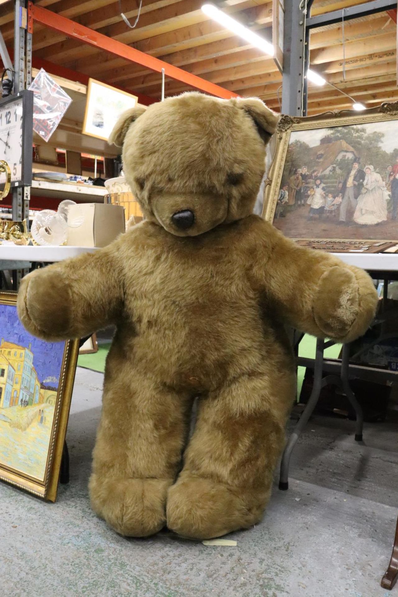 A LARGE PLUSH TEDDY BEAR FROM THE 1970'S, HEIGHT APPROX 112CM - Bild 3 aus 4