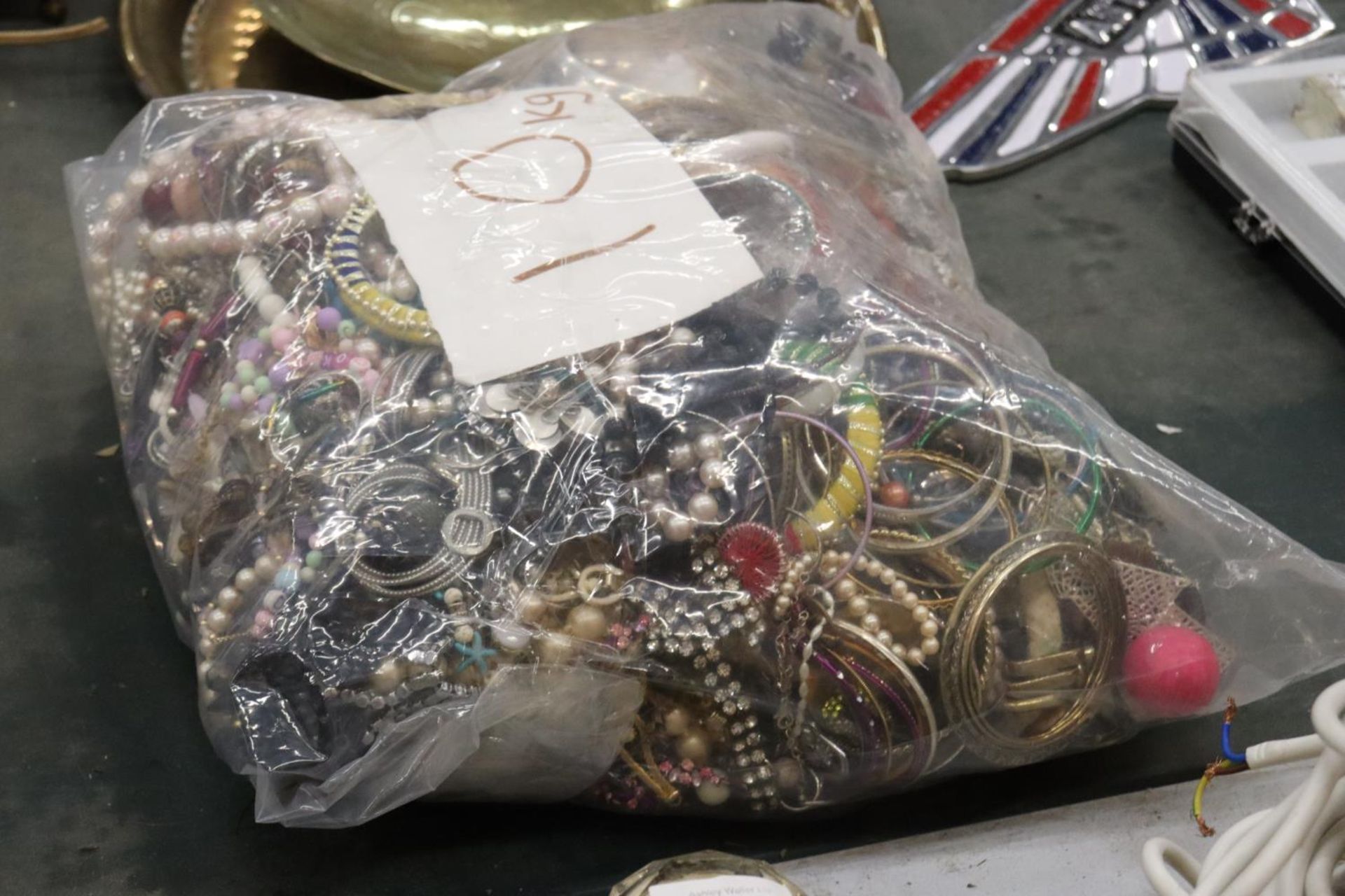 A LARGE QUANTITY OF COSTUME JEWELLERY - 10 KG IN TOTAL - Bild 7 aus 8