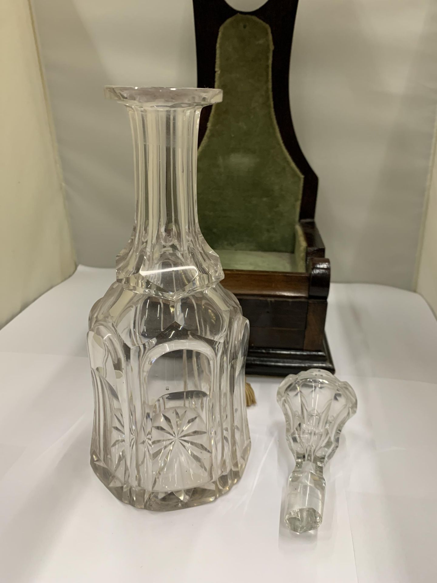 A MAHOGANY SINGLE DECANTER TANTALUS WITH KEY (STOPPER A/F) - Image 5 of 5