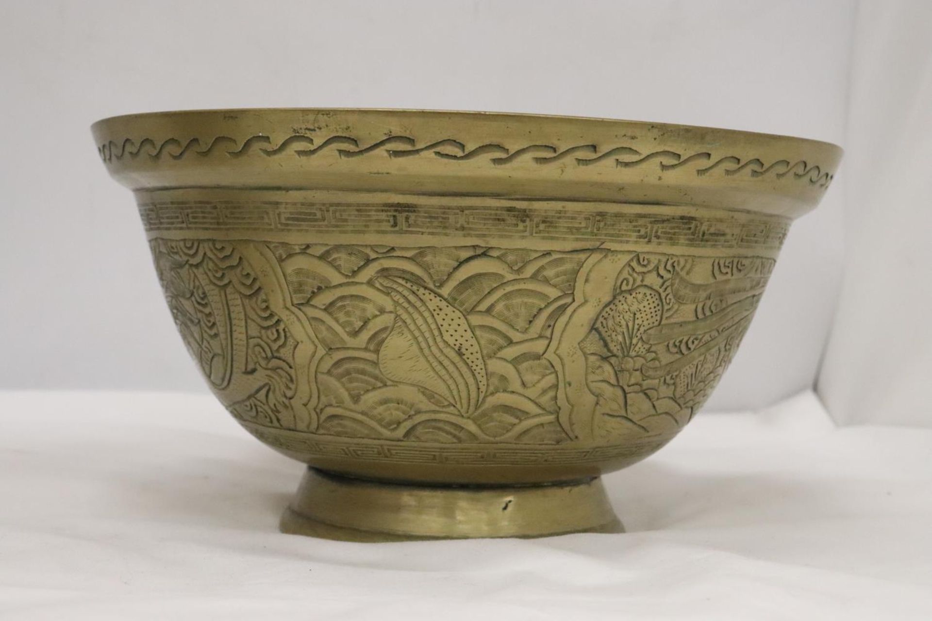 TWO HEAVY BRASS BOWLS WITH ORIENTAL DRAGON DESIGN ONE WITH LION HEAD FEATURES - Image 3 of 10