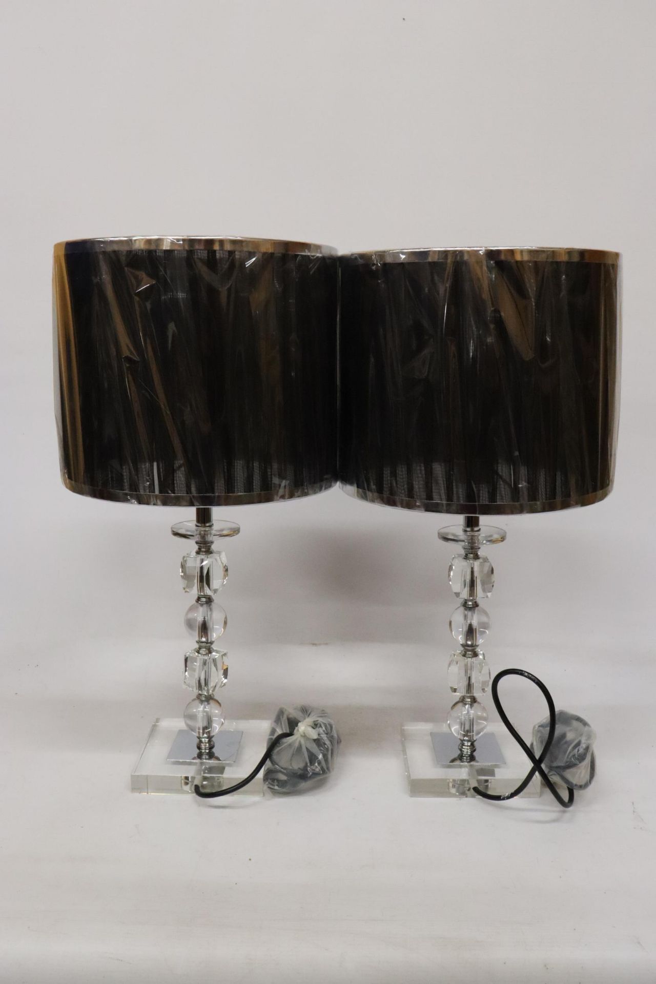 A PAIR OF MODERN TABLE LAMPS WITH SHADES, HEIGHT 60CM - Image 5 of 7