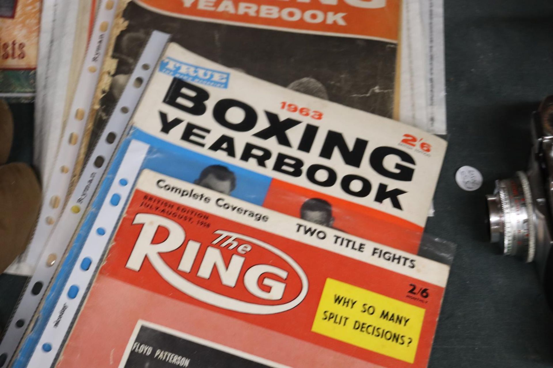 A COLLECTION OF VINTAGE BOXING ITEMS TO INCLUDE GLOVES, BOOK AND MAGAZINES - Image 6 of 7