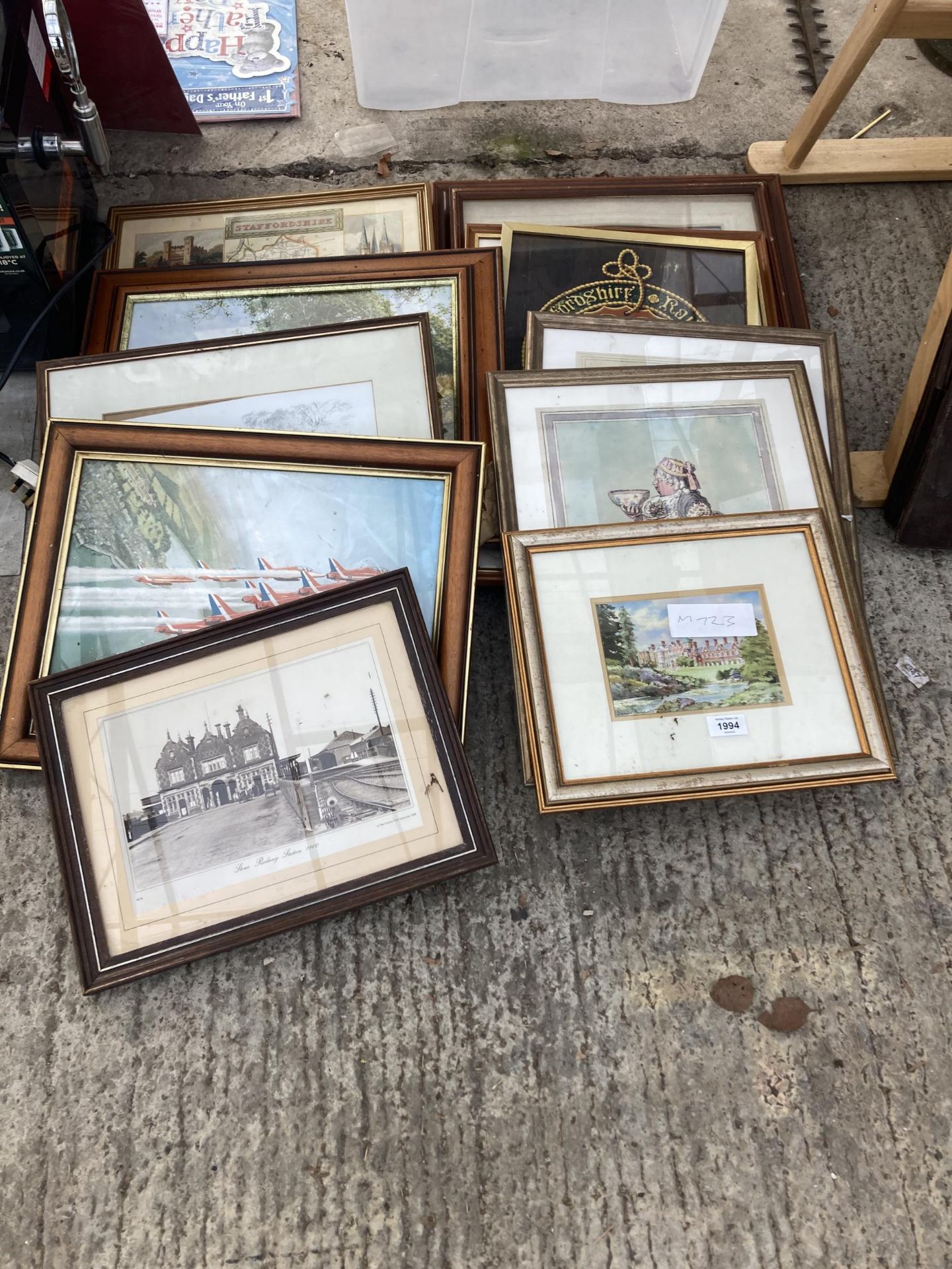 AN ASSORTMENT OF FRAMED PRINTS AND PICTURES