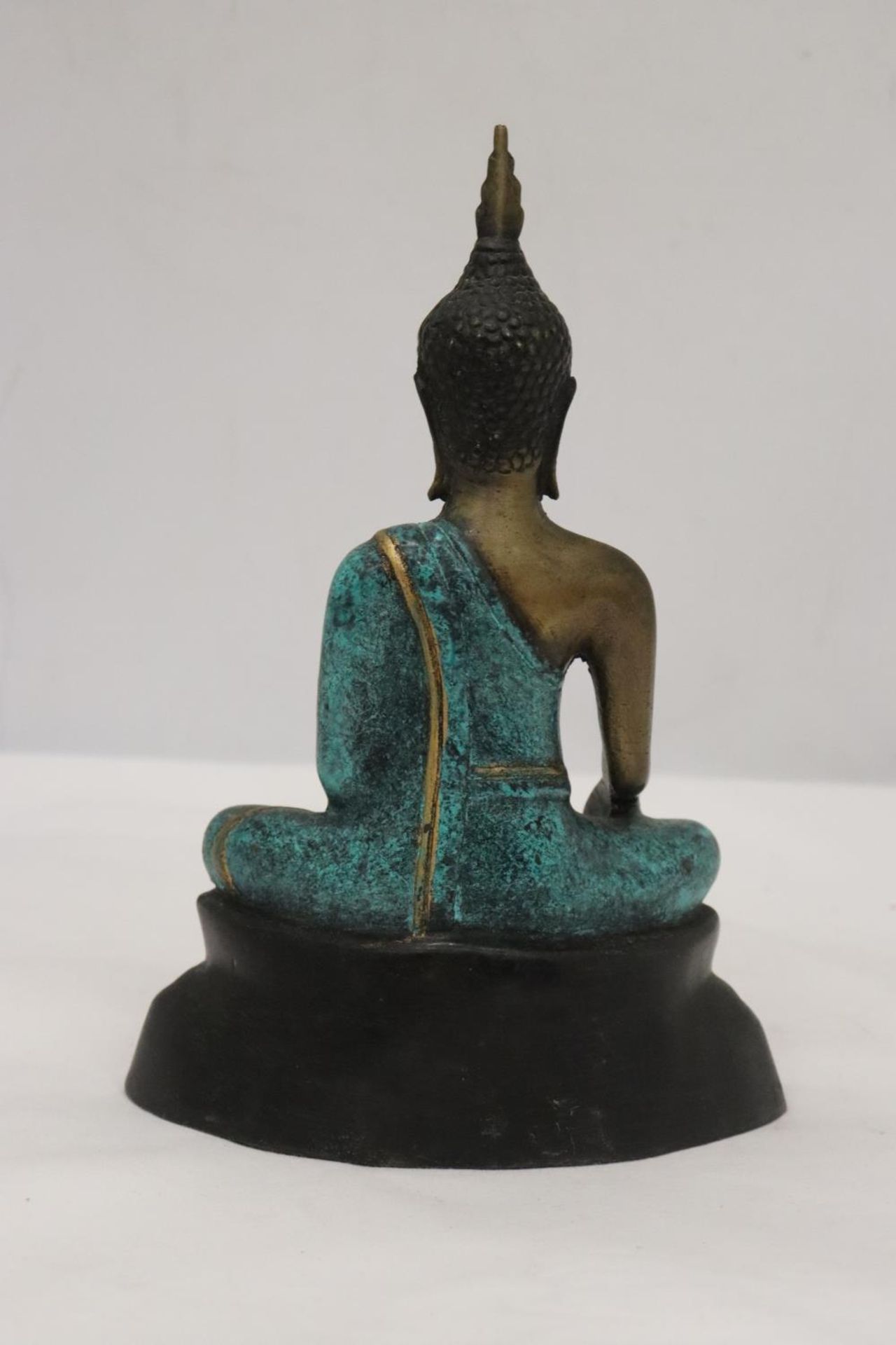 A HEAVY BRASS BUDDAH, HEIGHT 21CM - Image 3 of 5