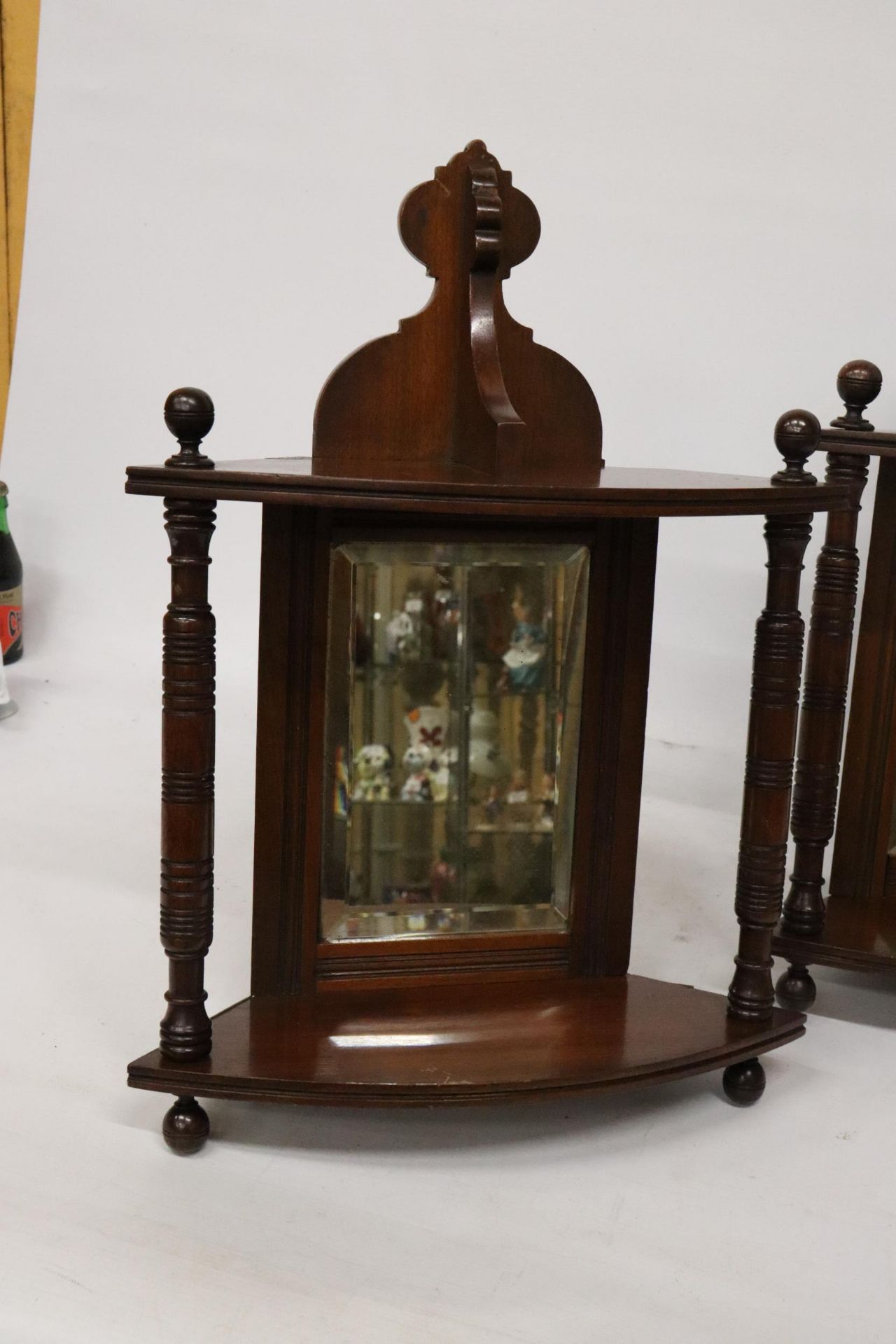 A PAIR OF EDWARDIAN MAHOGANY MIRRORED CORNER SHELVES WITH TURNED COLUMNS - Image 2 of 6