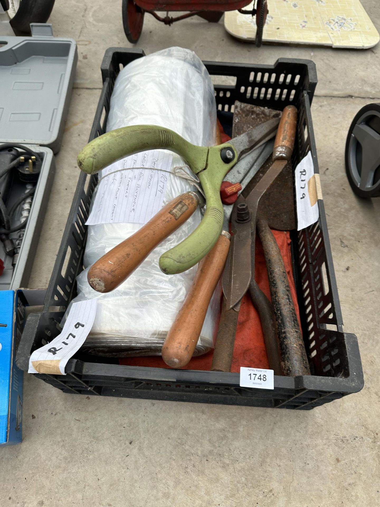 AN ASSORTMENT OF GARDEN ITEMS TO INCLUDE A ROLL OF POLYTHENE, SHEARS AND WATERPROOF LEGGINGS ETC