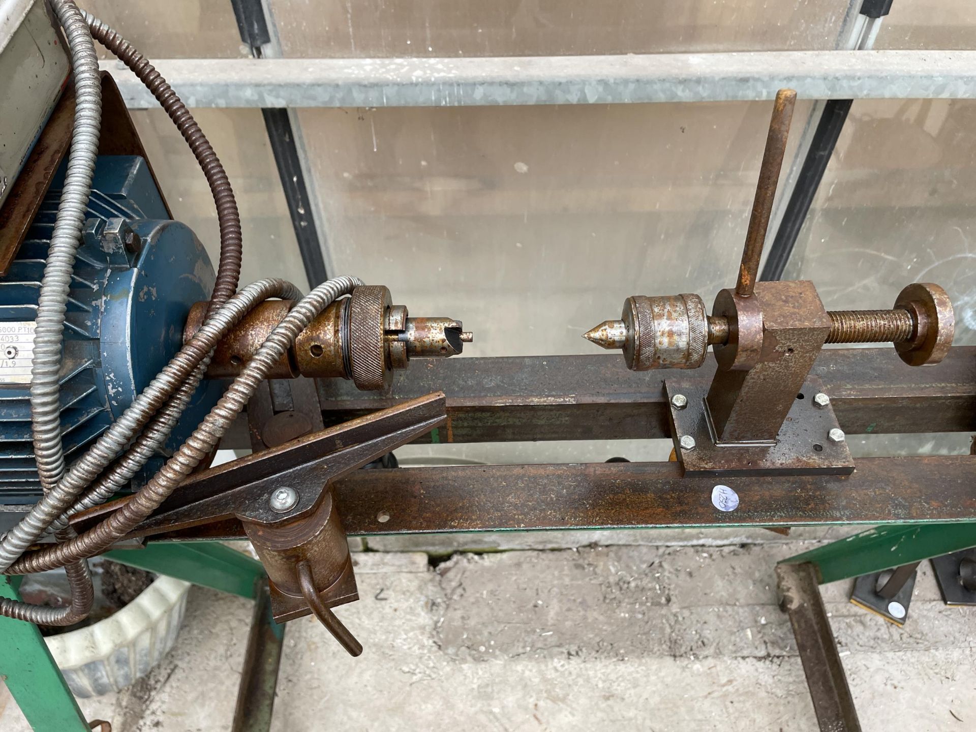 A METAL TURNING LATHE ON A STAND WITH A HILKA BENCH VICE - Image 4 of 6