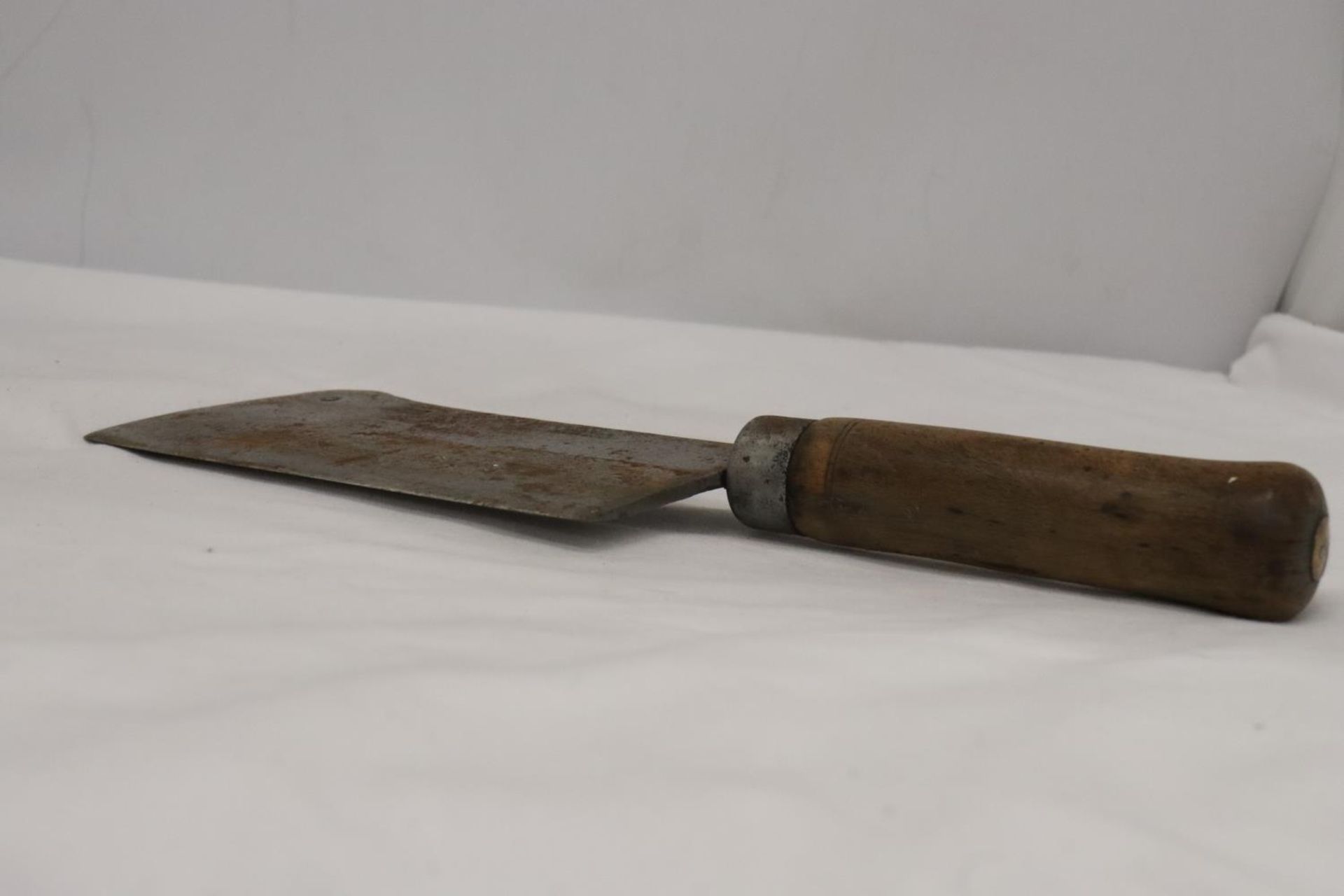 A VINTAGE MEAT CLEAVER - Image 4 of 5