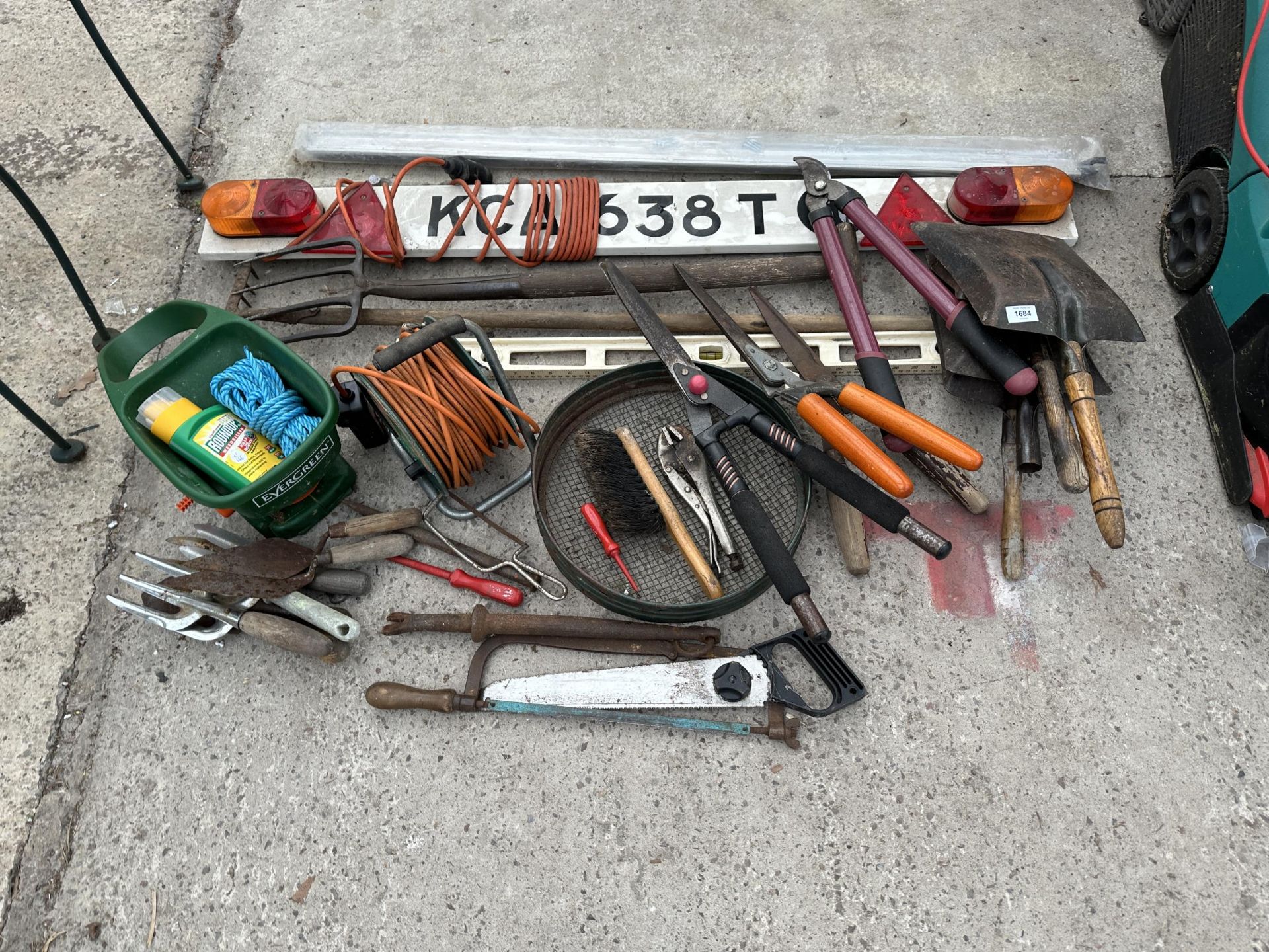 AN ASSORTMENT OF TOOLS TO INCLUDE A TRAILER LIGHT BOARD, SHEARS, A FORK AND TROWELS ETC