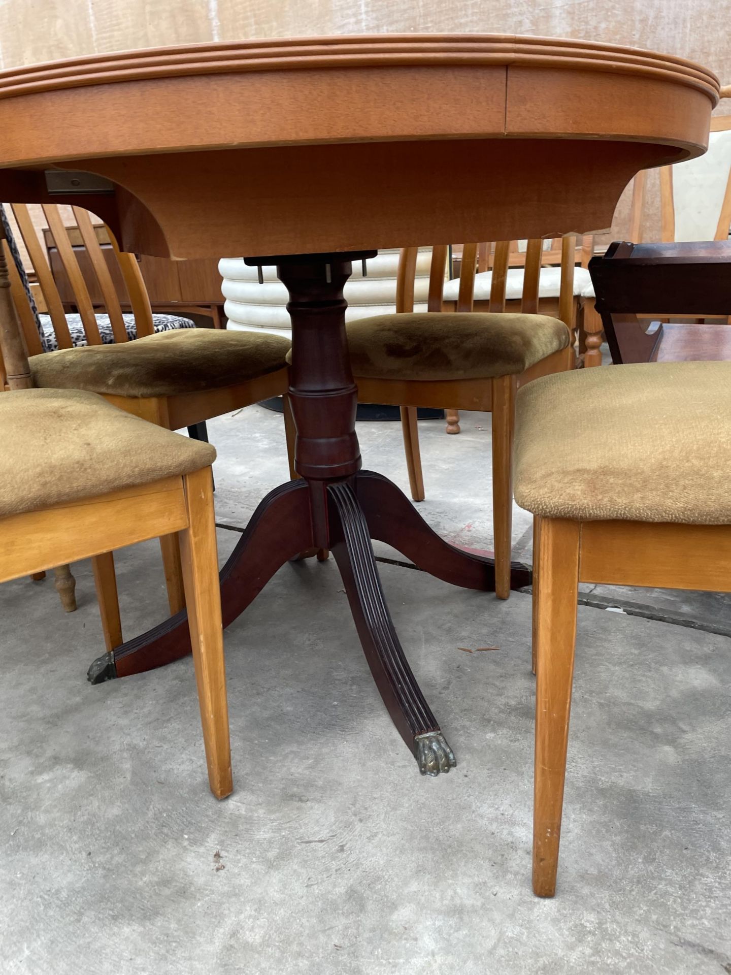 A YEW WOOD PEDESTAL DINING TABLE AND FOUR CHAIRS - Image 2 of 5