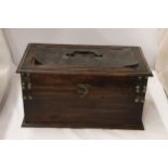 A BRASS AND MAHOGANY BOX, HEIGHT 21CM, LENGTH 40CM, DEPTH 22CM