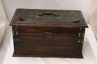 A BRASS AND MAHOGANY BOX, HEIGHT 21CM, LENGTH 40CM, DEPTH 22CM