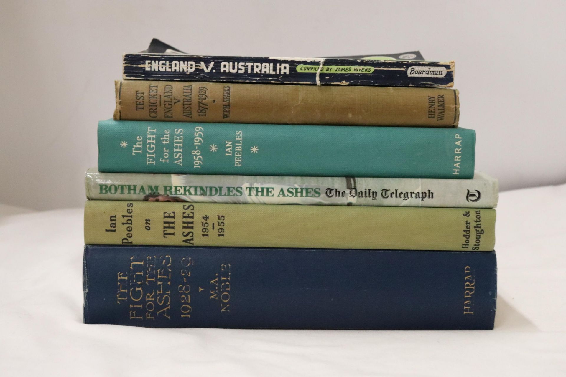 SIX ENGLAND V AUSTRALIA 'ASHES' THEMED BOOKS TO INCLUDE, THE FIGHT FOR THE ASHES, 1928-29, BOTHAM - Image 2 of 3