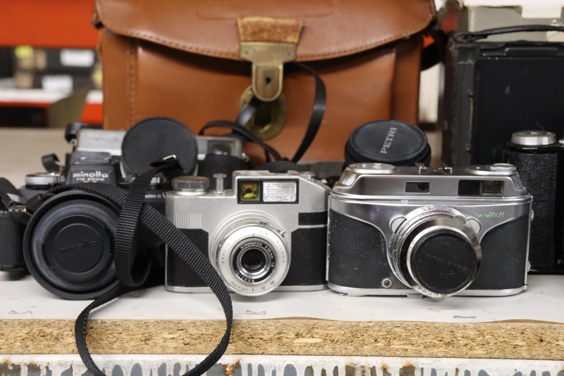 A COLLECTION OF VINTAGE CAMERAS TO INCLUDE PETRI GX-1, RICOH SUPERSHOT 24, MINOLTA 110 ZOOM SLR, - Image 2 of 8