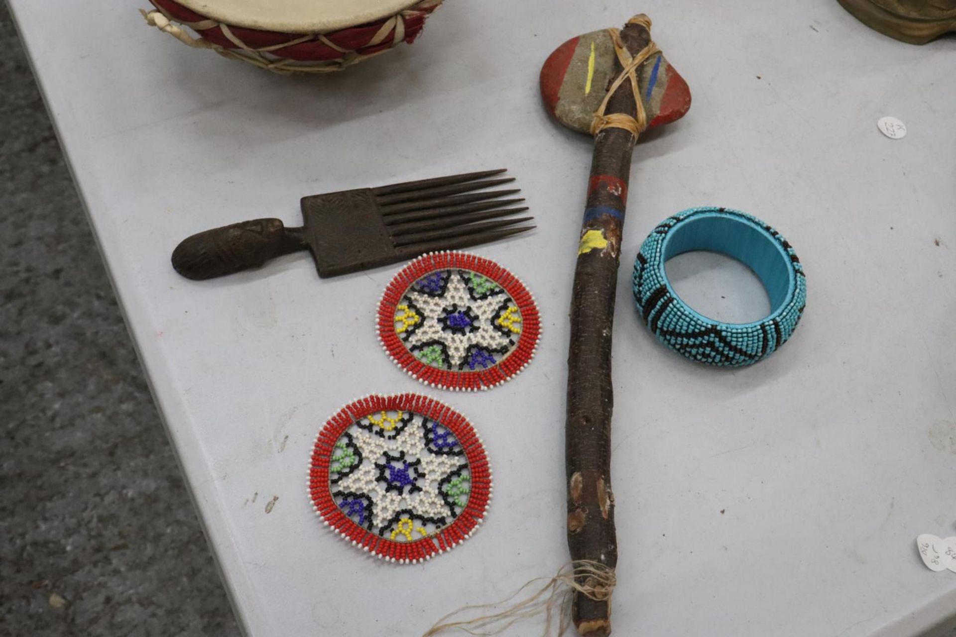A QUANTITY OF AFRICAN ITEMS TO INCLUDE A DRUM, COMB, ETC., - Image 6 of 8