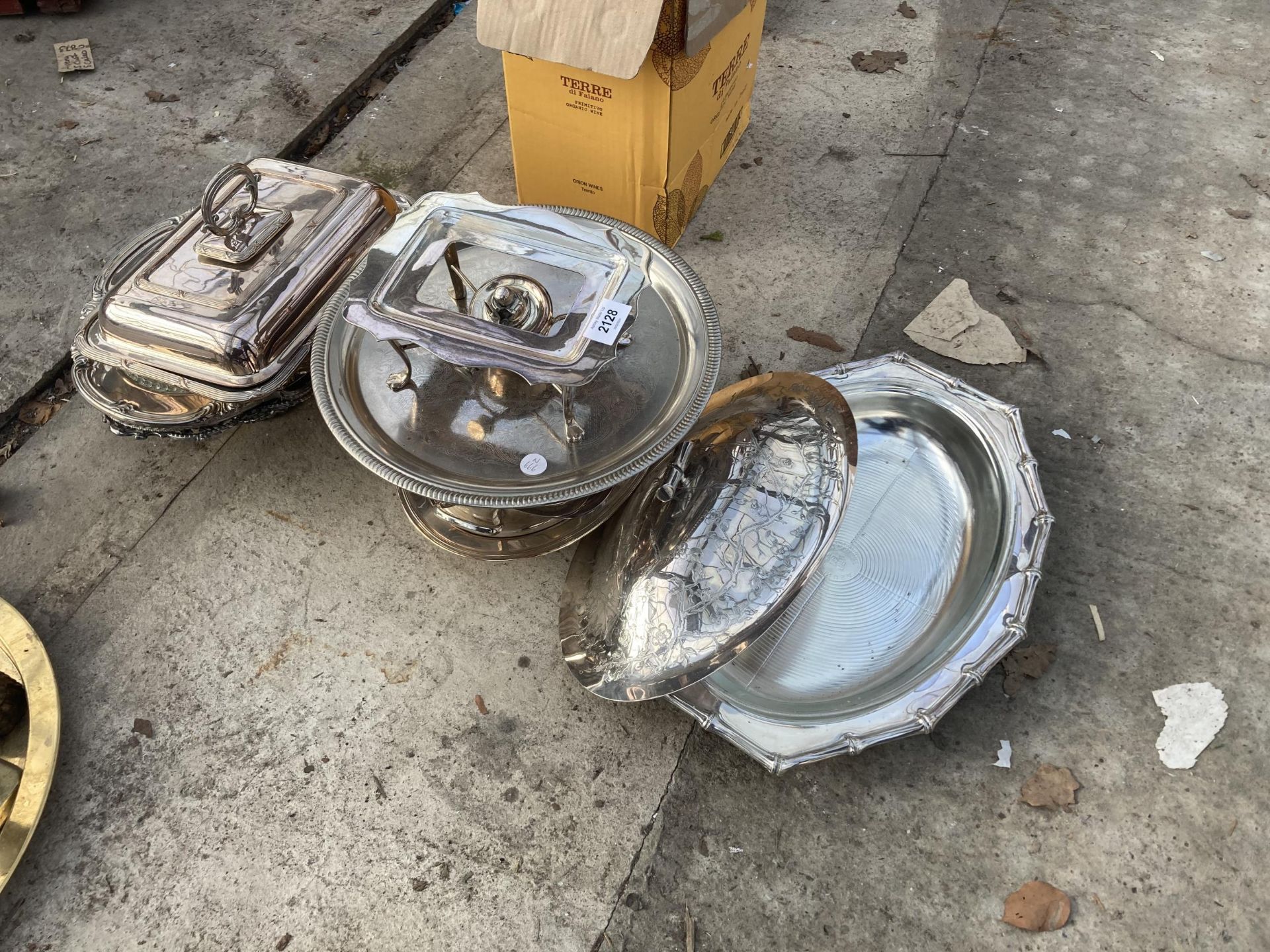 AN ASSORTMENT OF SILVER PLATED ITEMS TO INCLUDE TUREENS, SERVING DISHES AND A TRAY ETC