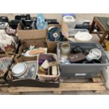 AN ASSORTMENT OF HOUSEHOLD CLEARANCE ITEMS