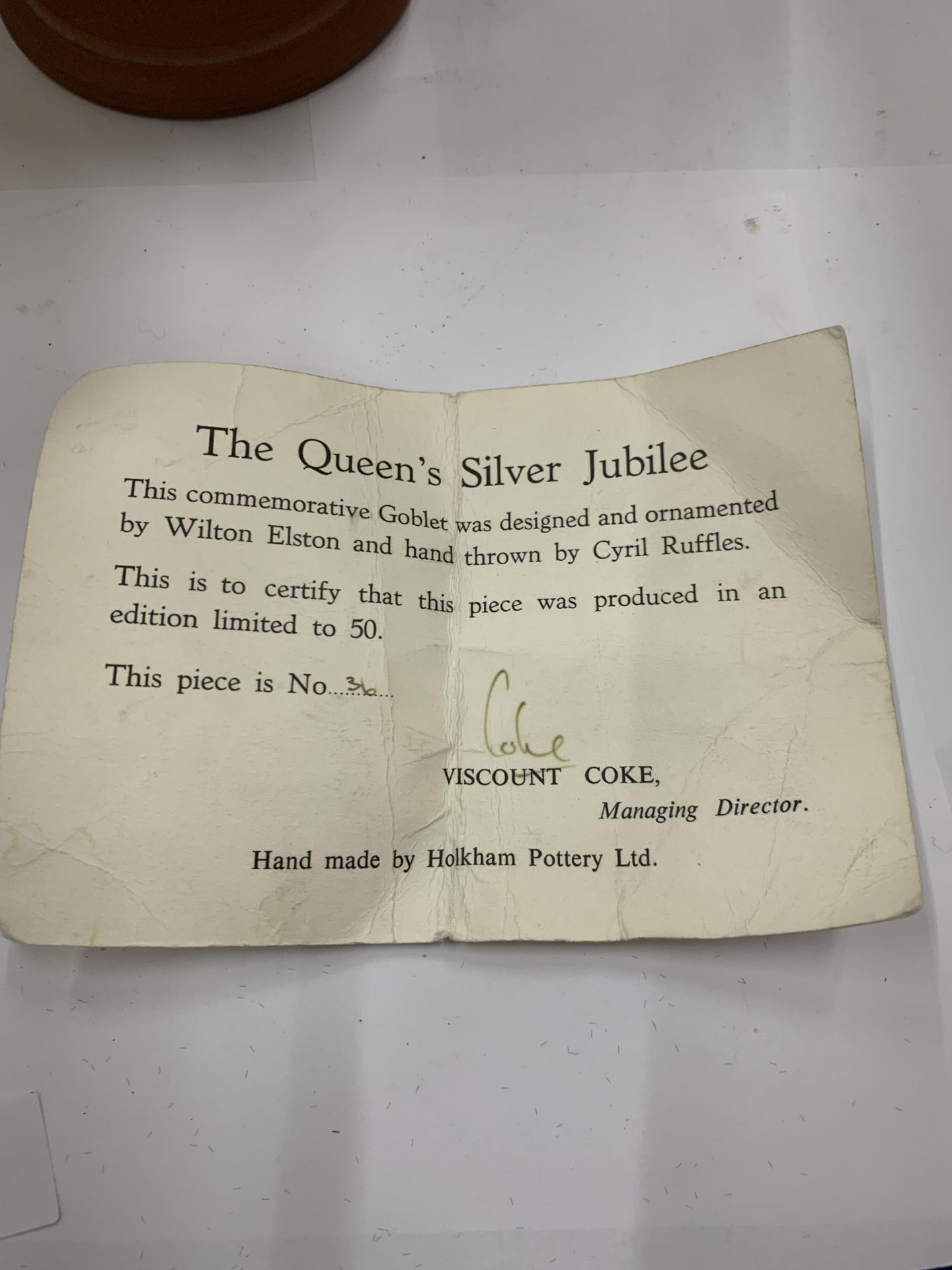 A LIMITED EDITION HAND MADE HOLKAM POTTERY QUEENS SILVER JUBILEE GOBLET 36/50 WITH COA - Image 6 of 6