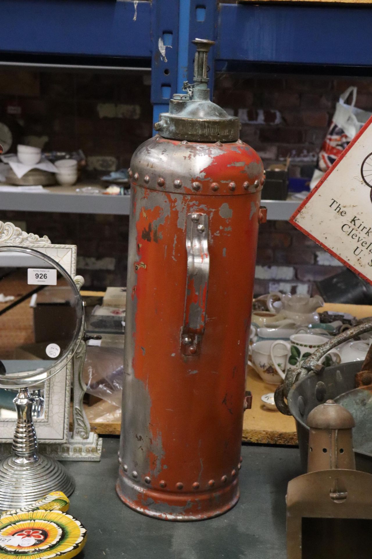 A VINTAGE FIRE EXTINGUISHER WITH BRASS PLUNGER - Image 4 of 5