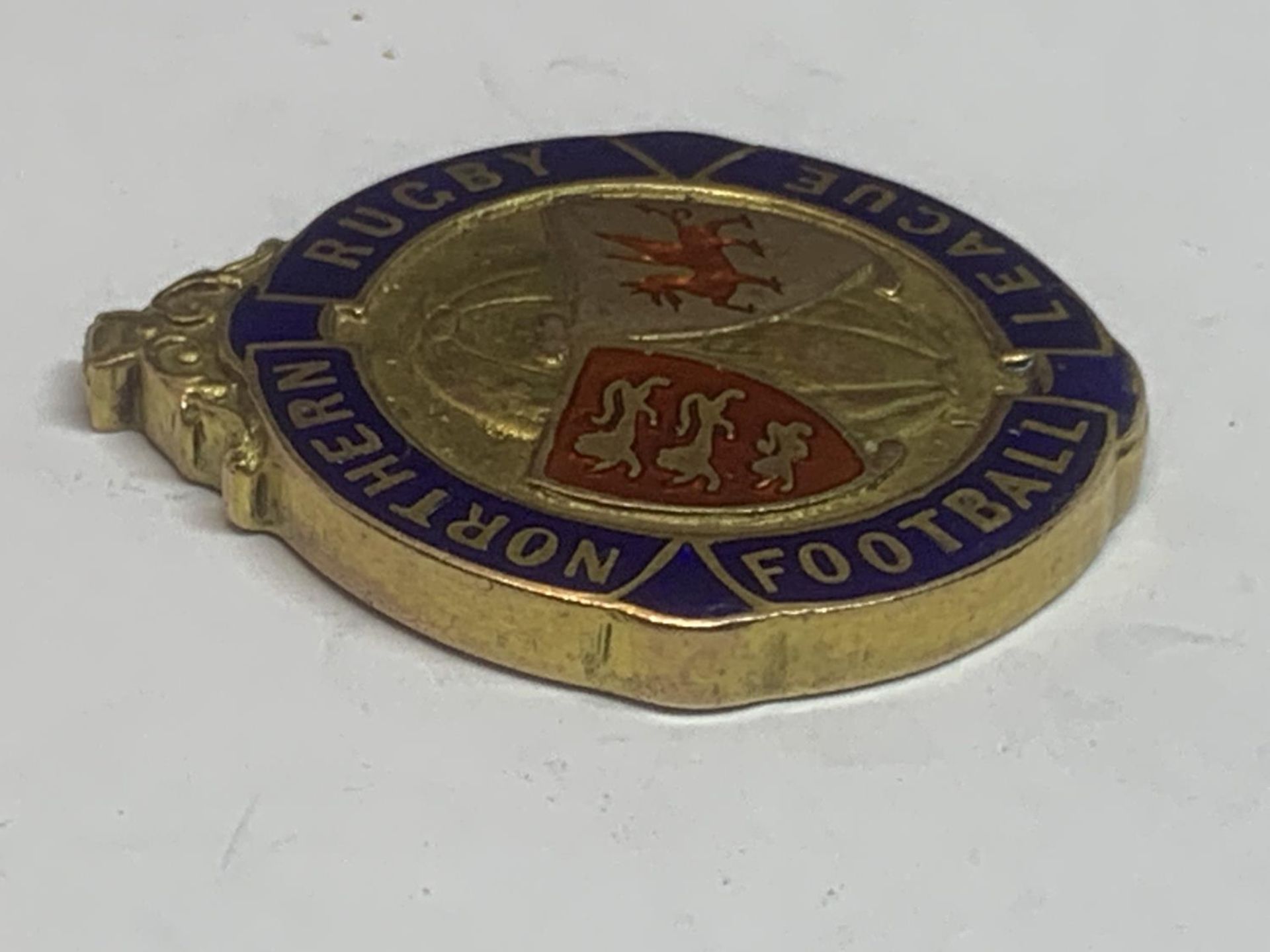 A HALLMARKED 9 CARAT GOLD NORTHERN RUGBY LEAGUE FOOTBALL MEDAL ENGRAVED WINNERS 1932-33 SALFORD F.C, - Image 5 of 5