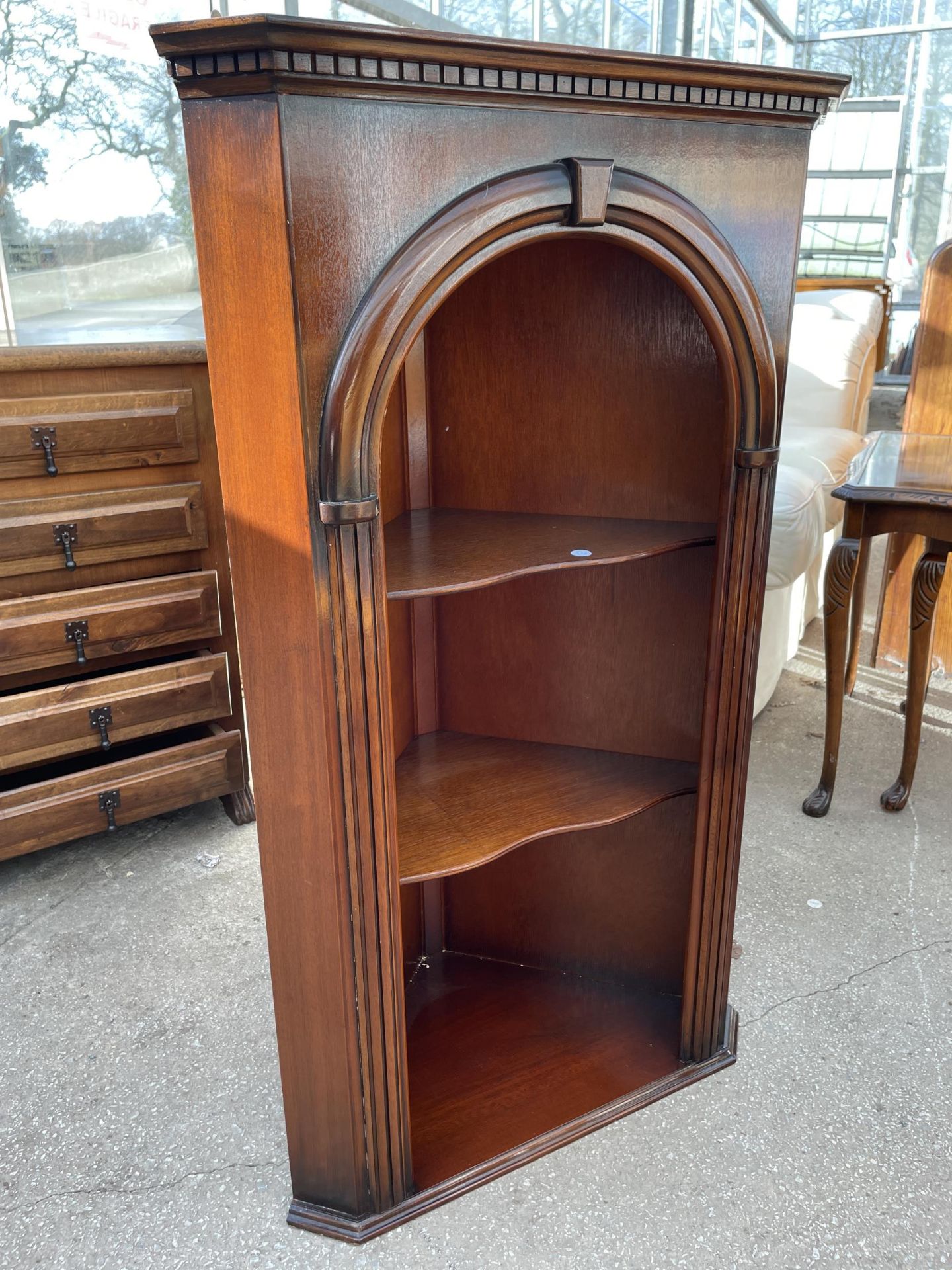 A REPRODUCTION MAHOGANY OPEN CORNER CUPBOARD - Image 2 of 2