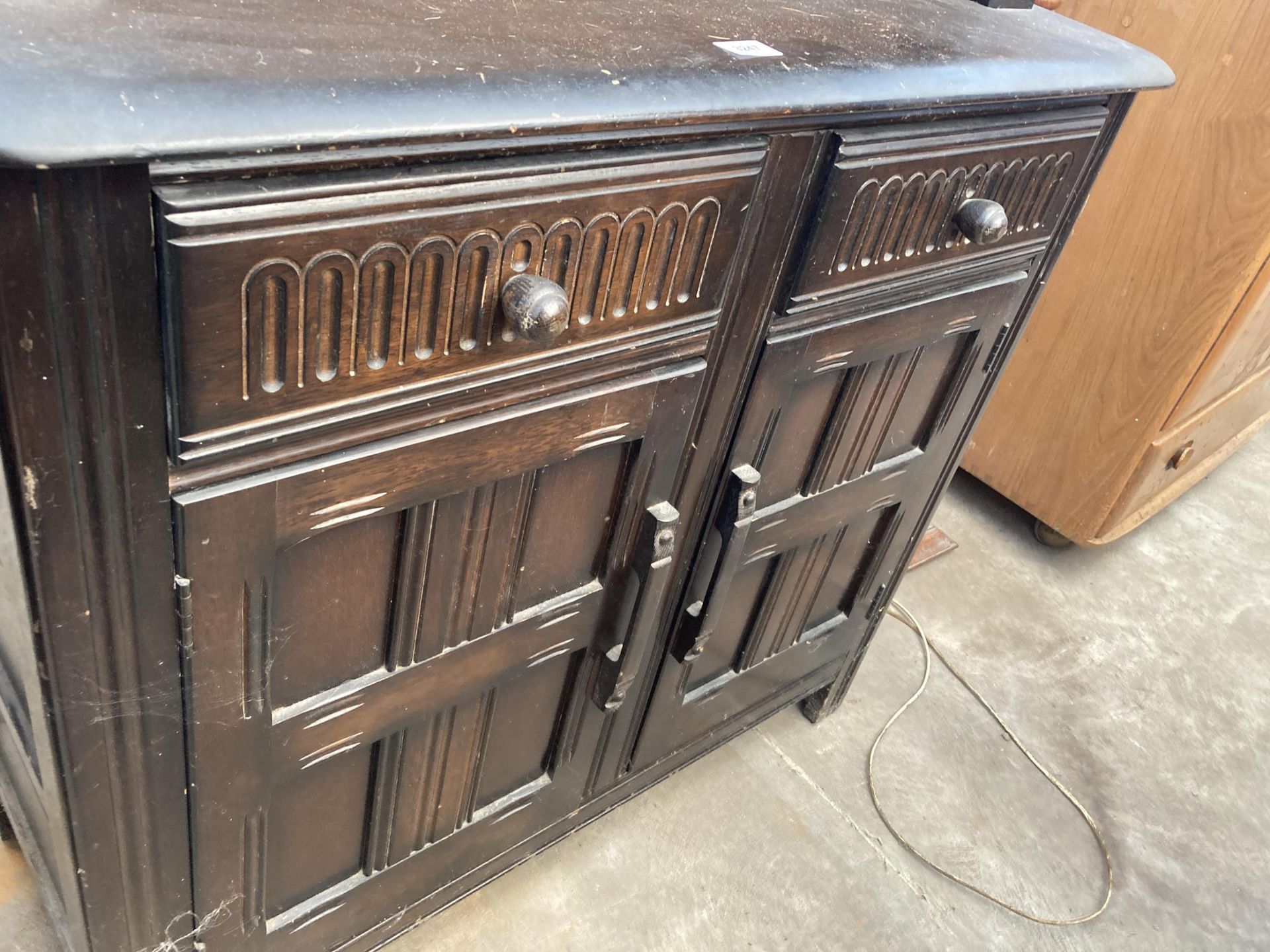 A REPRODUCTION COURT CUPBOARD, GATE LEG DINING TABLE AND PINE DRESSING MIRROR - Image 5 of 7