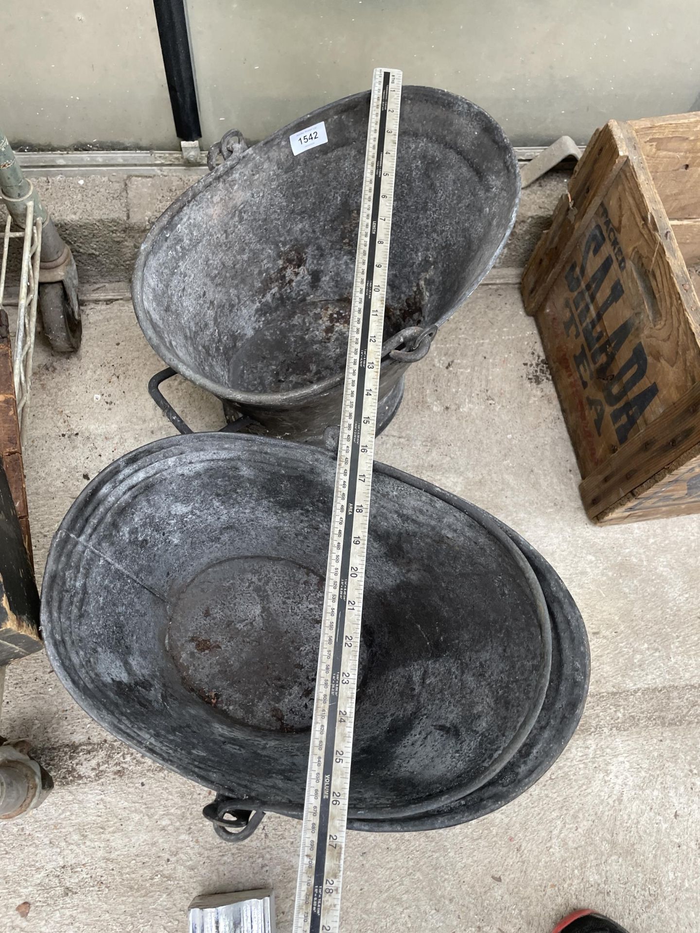 A PAIR OF VINTAGE GALVANISED COAL BUCKETS - Bild 3 aus 4