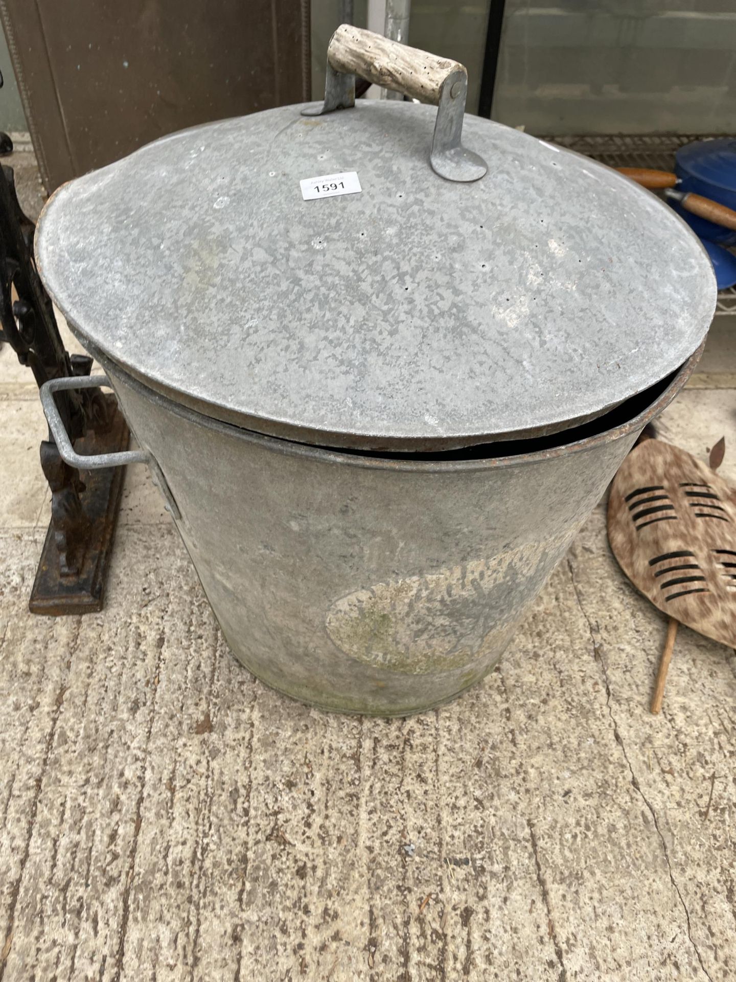 A LARGE GALVANISED LIDDED BIN