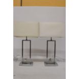 A PAIR OF MODERN CHROME TABLE LAMPS WITH SHADES, HEIGHT 58CM