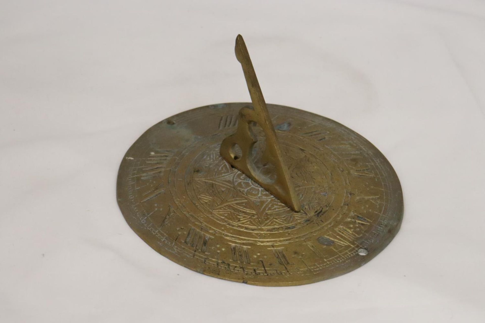 A BRASS SUNDIAL, DIAMETER 20CM - Image 2 of 5