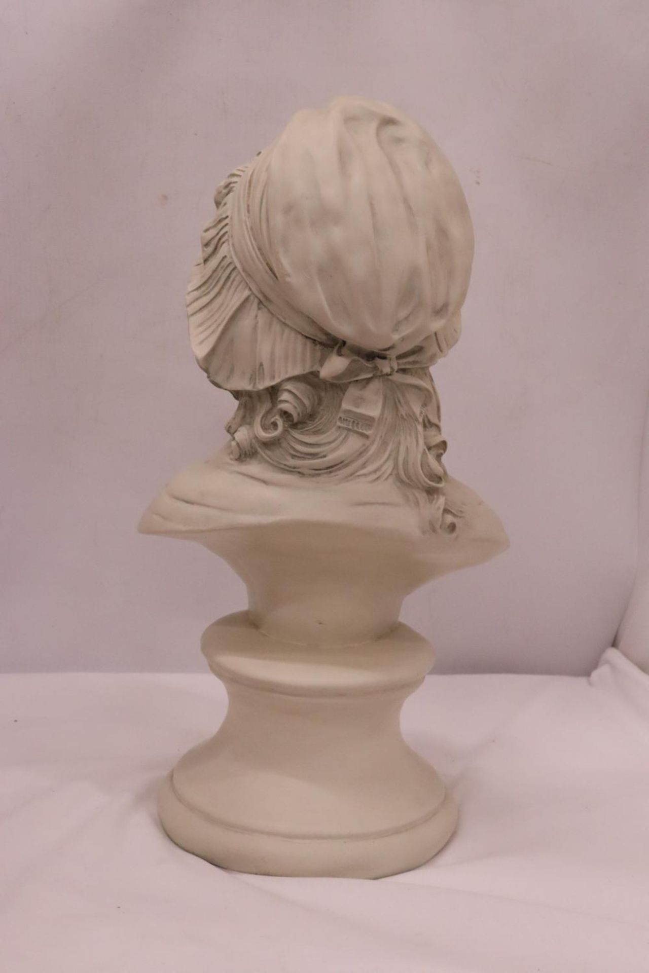 A LARGE BUST OF A LADY, HEIGHT APPR0X 42CM - Image 3 of 4