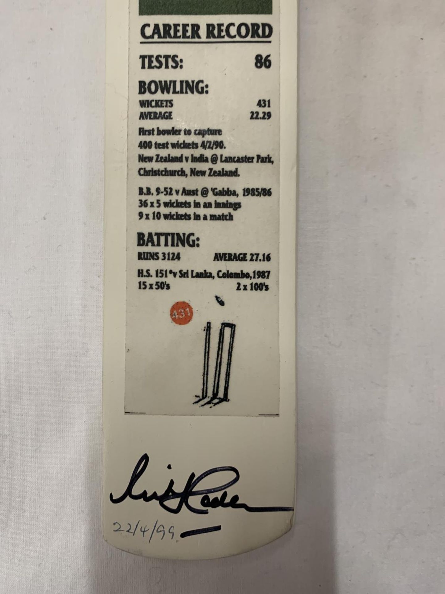 A SMALL SIR RICHARD HADLEE, NEW ZEALAND, CRICKET BAT, SIGNED 22/4/99, NO PROVENANCE - Image 4 of 5