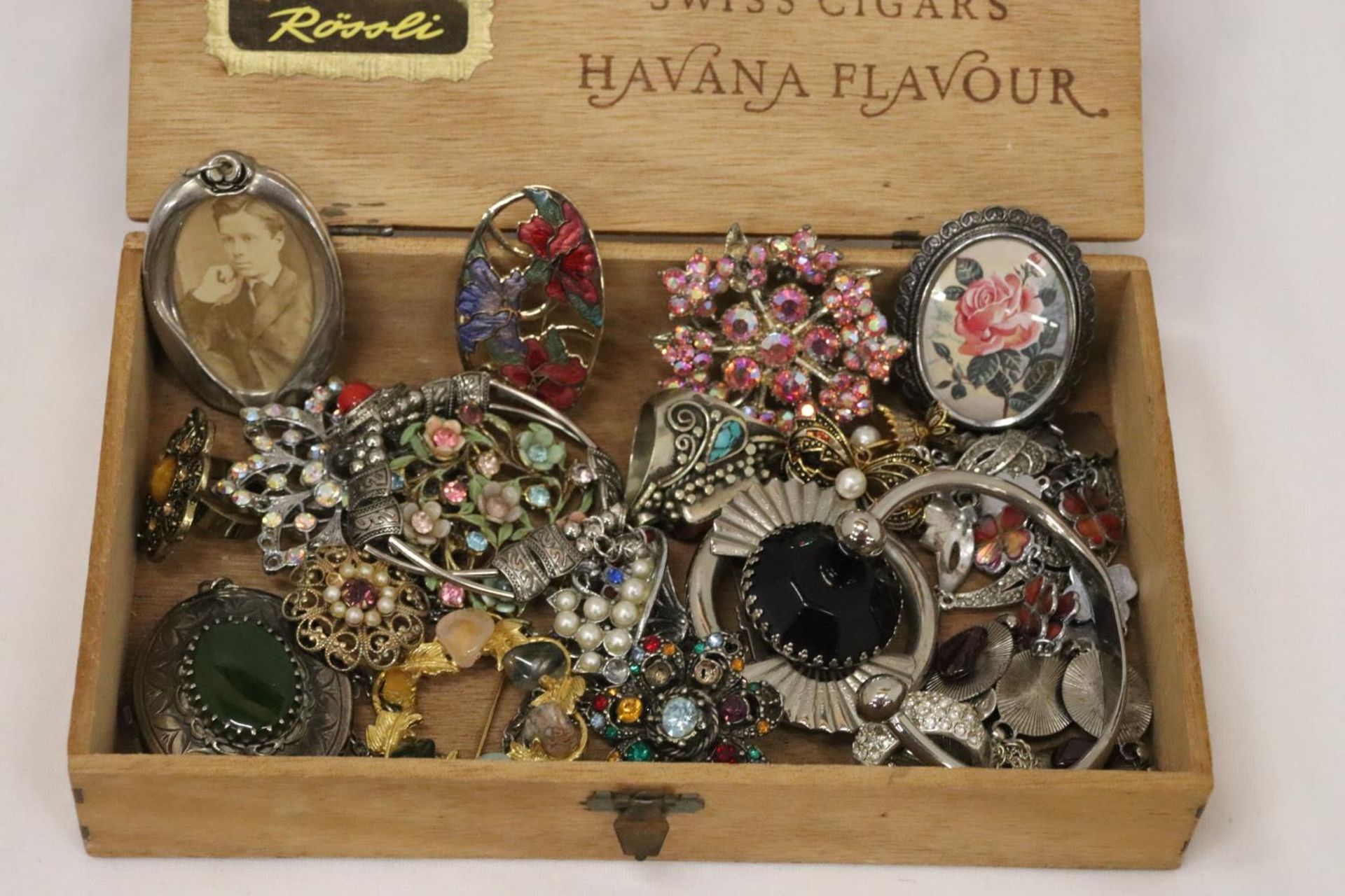A QUANTITY OF VINTAGE COSTUME JEWELLERY TO INCLUDE RINGS, BROOCHES AND NECKLACES IN A CIGAR BOX - Image 2 of 10