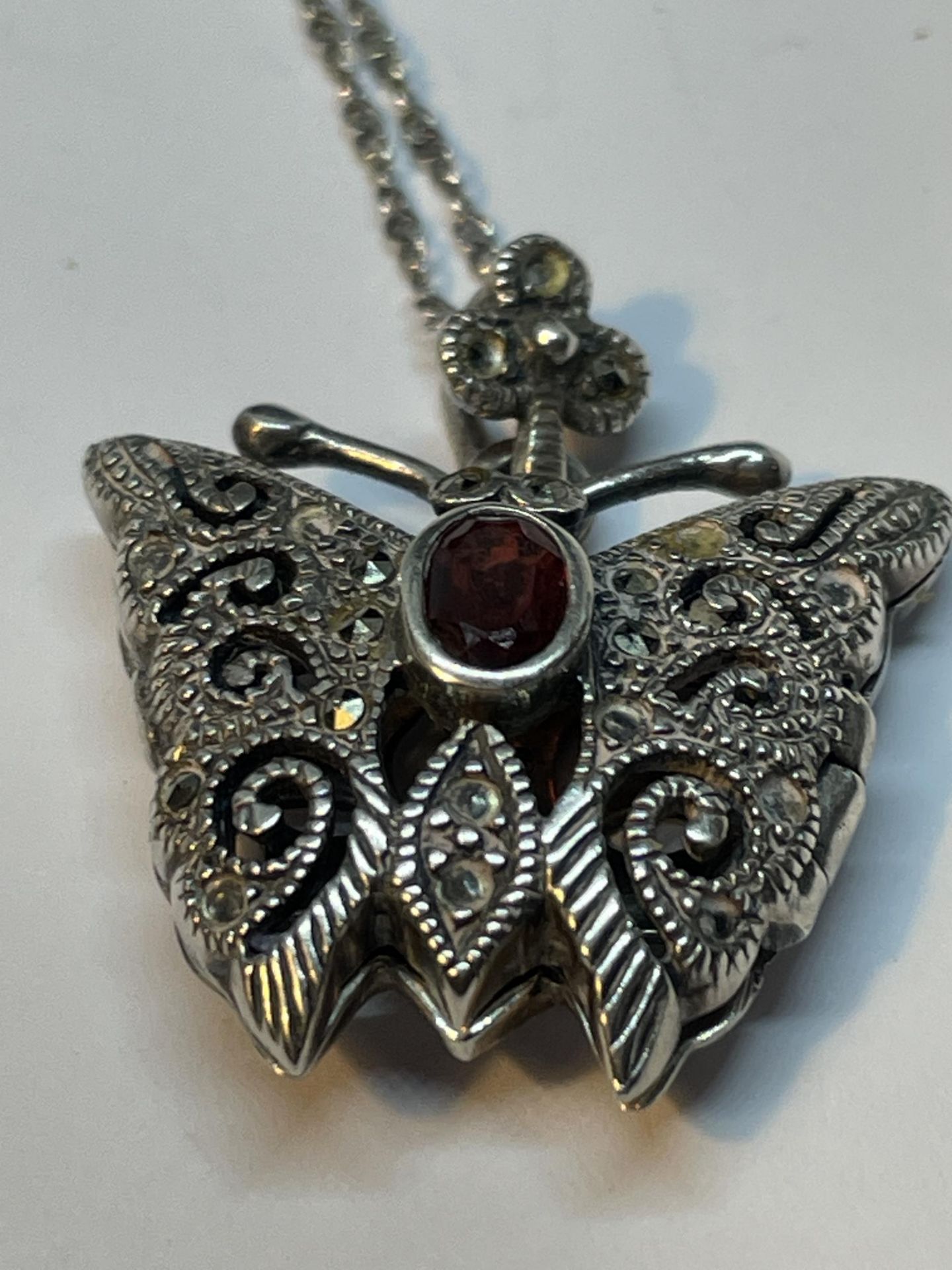 A MARKED 925 SILVER ORNATE BUTTERFLY LOCKET ON A CHAIN - Image 2 of 4