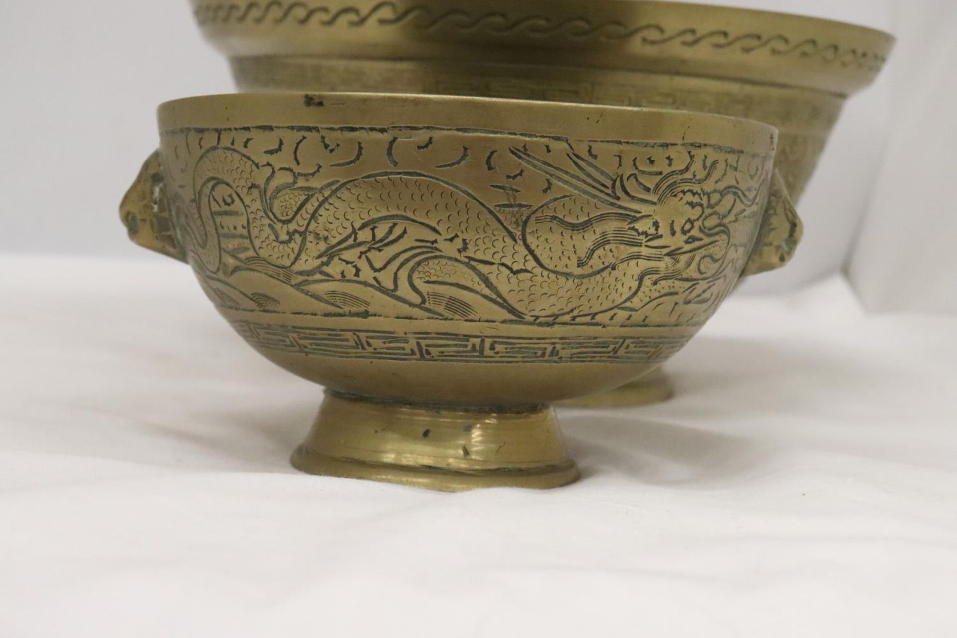 TWO HEAVY BRASS BOWLS WITH ORIENTAL DRAGON DESIGN ONE WITH LION HEAD FEATURES - Image 5 of 10