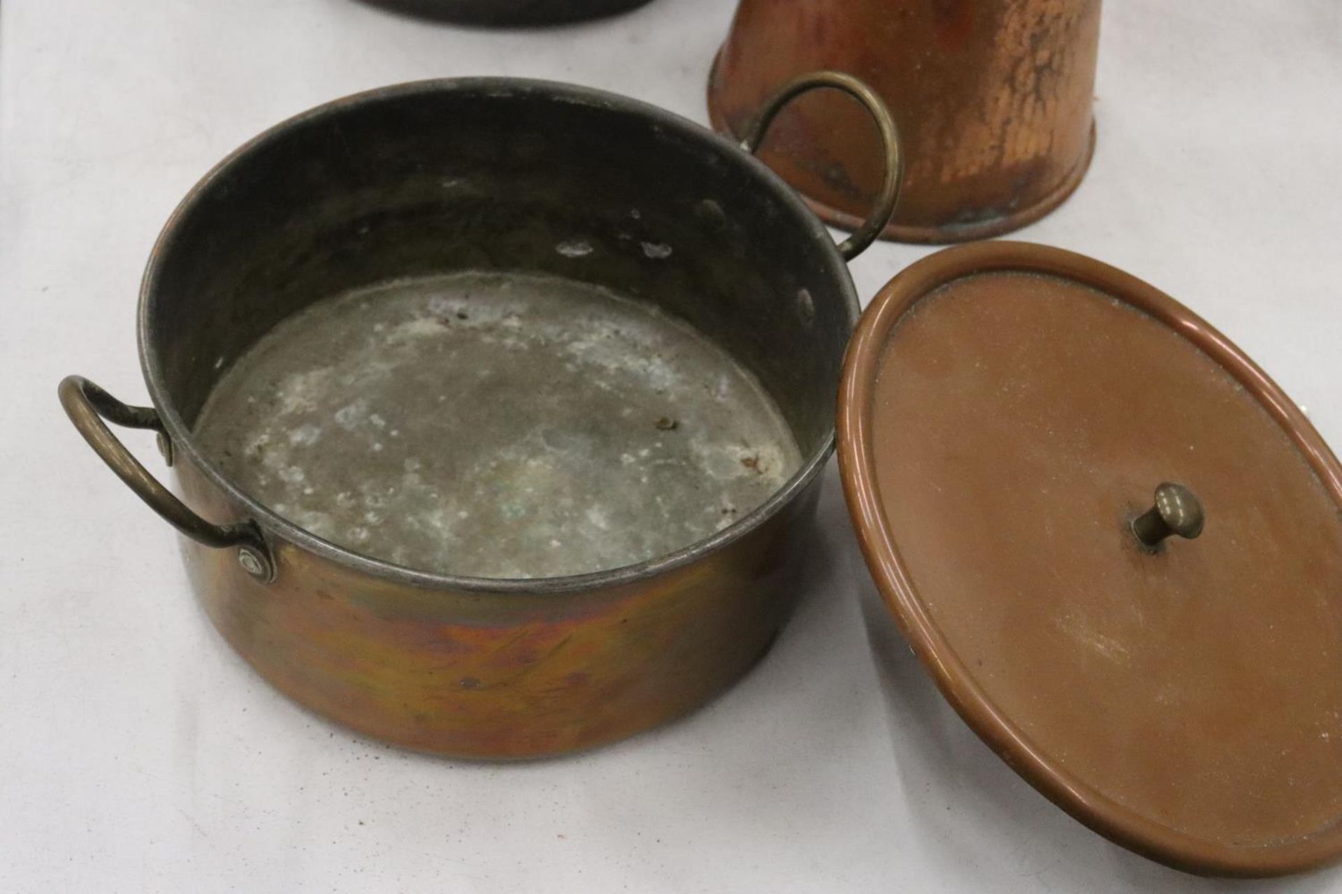 A COLLECTION OF VINTAGE COPPER ITEMS TO INCLUDE A KETTLE, PANS AND A JUG - Image 7 of 9