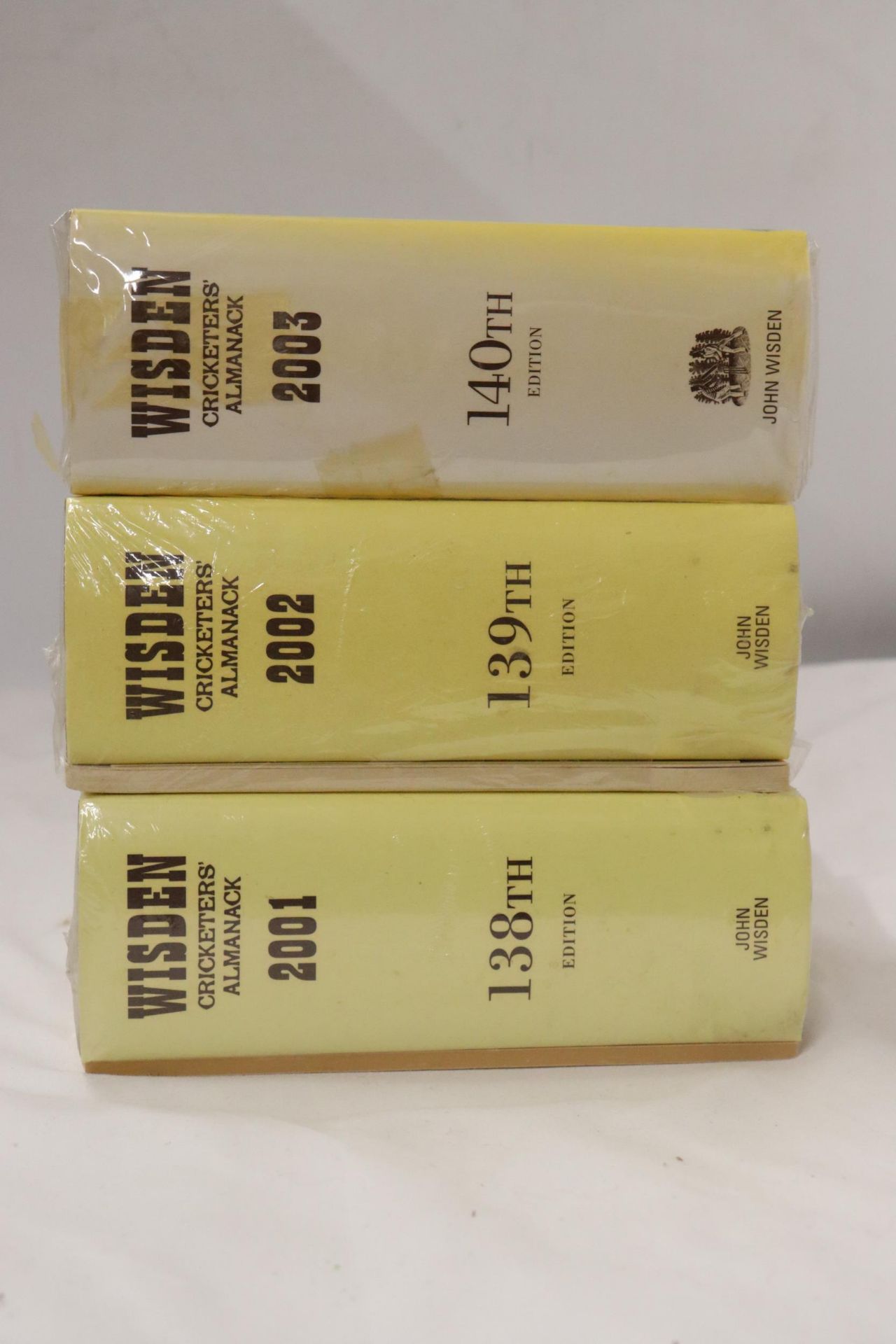 THREE HARDBACK COPIES OF WISDEN'S CRICKETER'S ALMANACKS, 2001, 2002 AND 2003. THESE COPIES ARE IN - Bild 3 aus 3