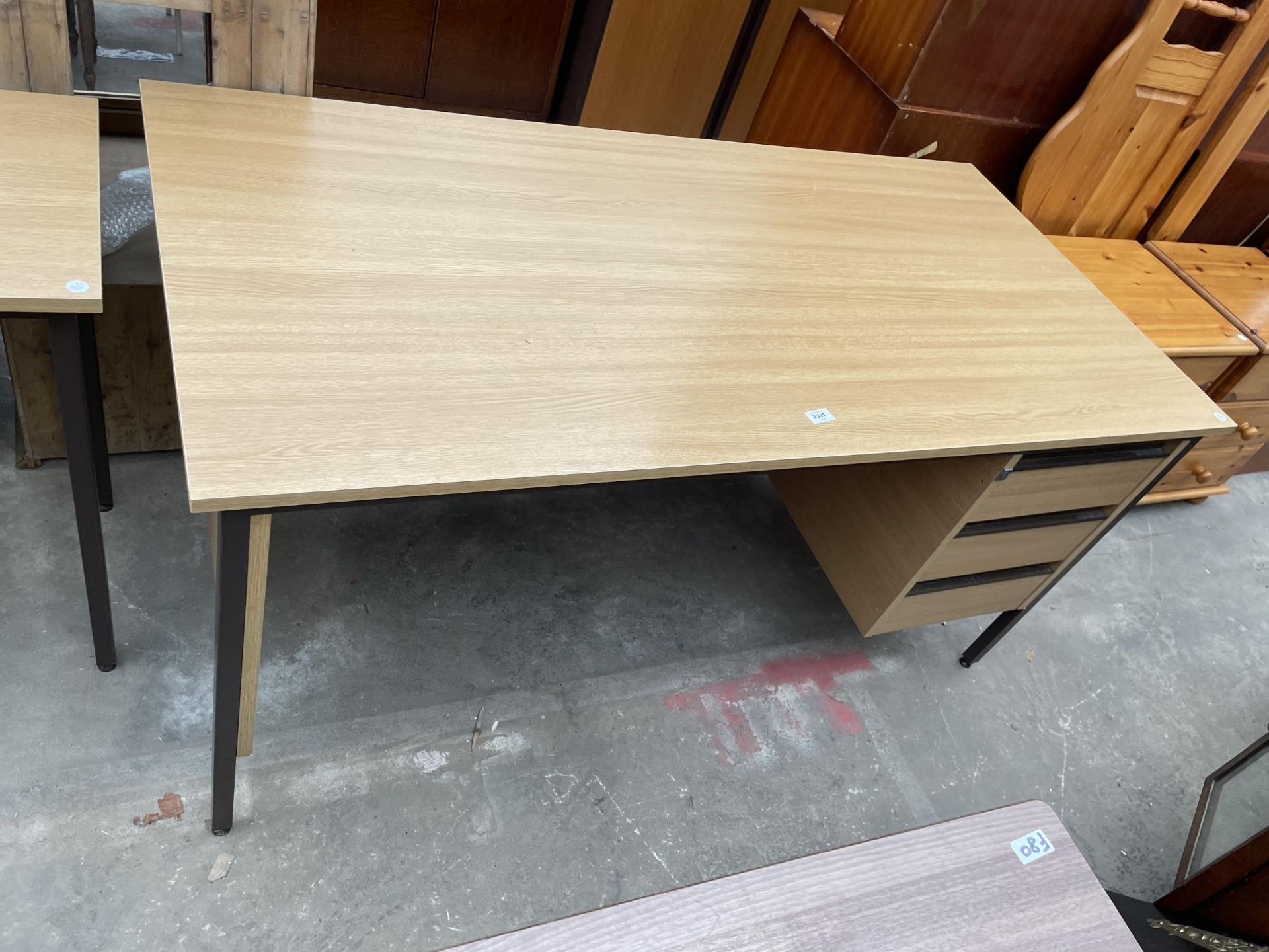 A SINGLE PEDESTAL DESK 59" X 29" AND MATCHING TABLE - Image 2 of 4