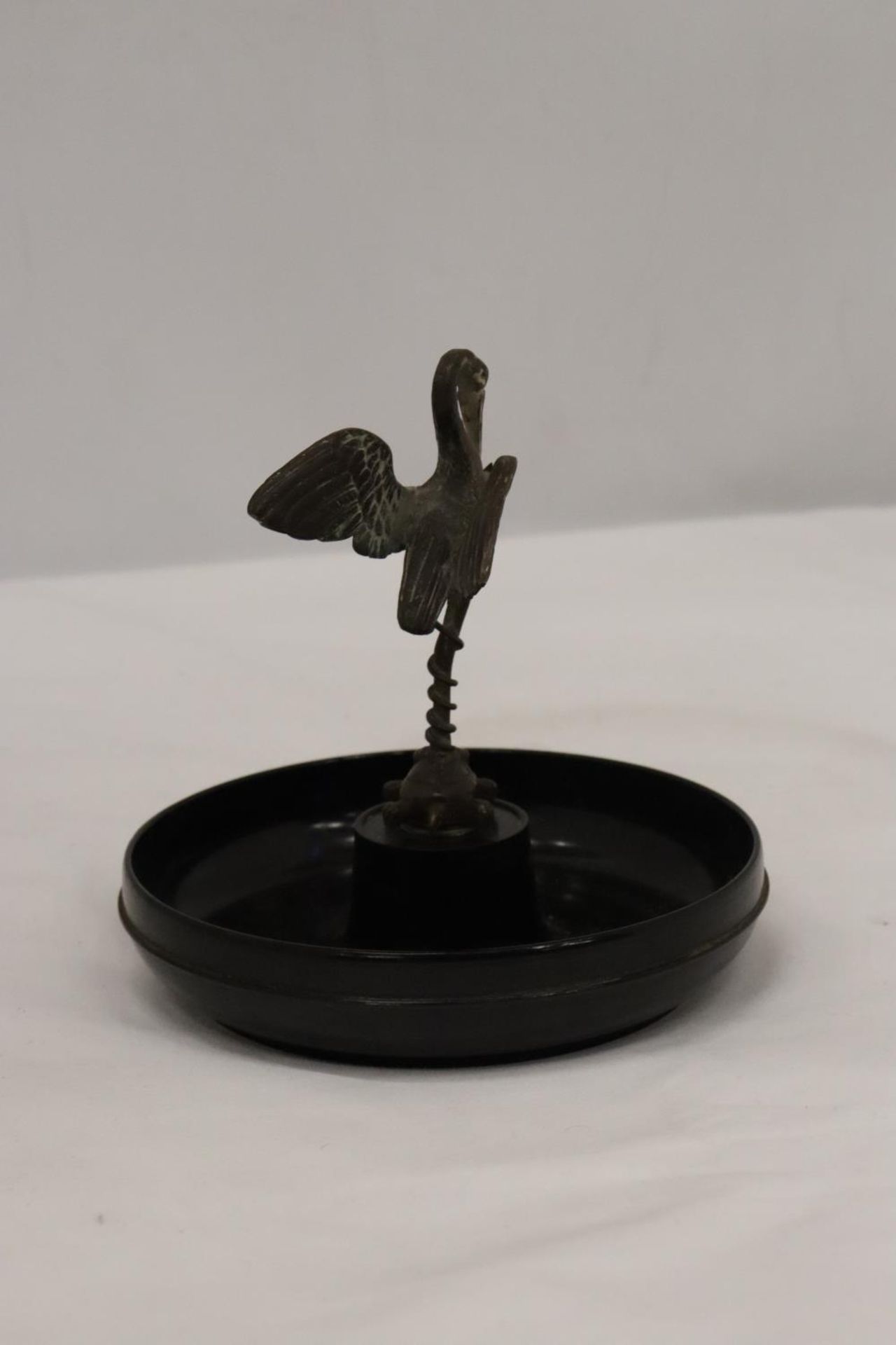 A VINTAGE BAKELITE PIN DISH WITH A PEWTER STORK - Image 4 of 4