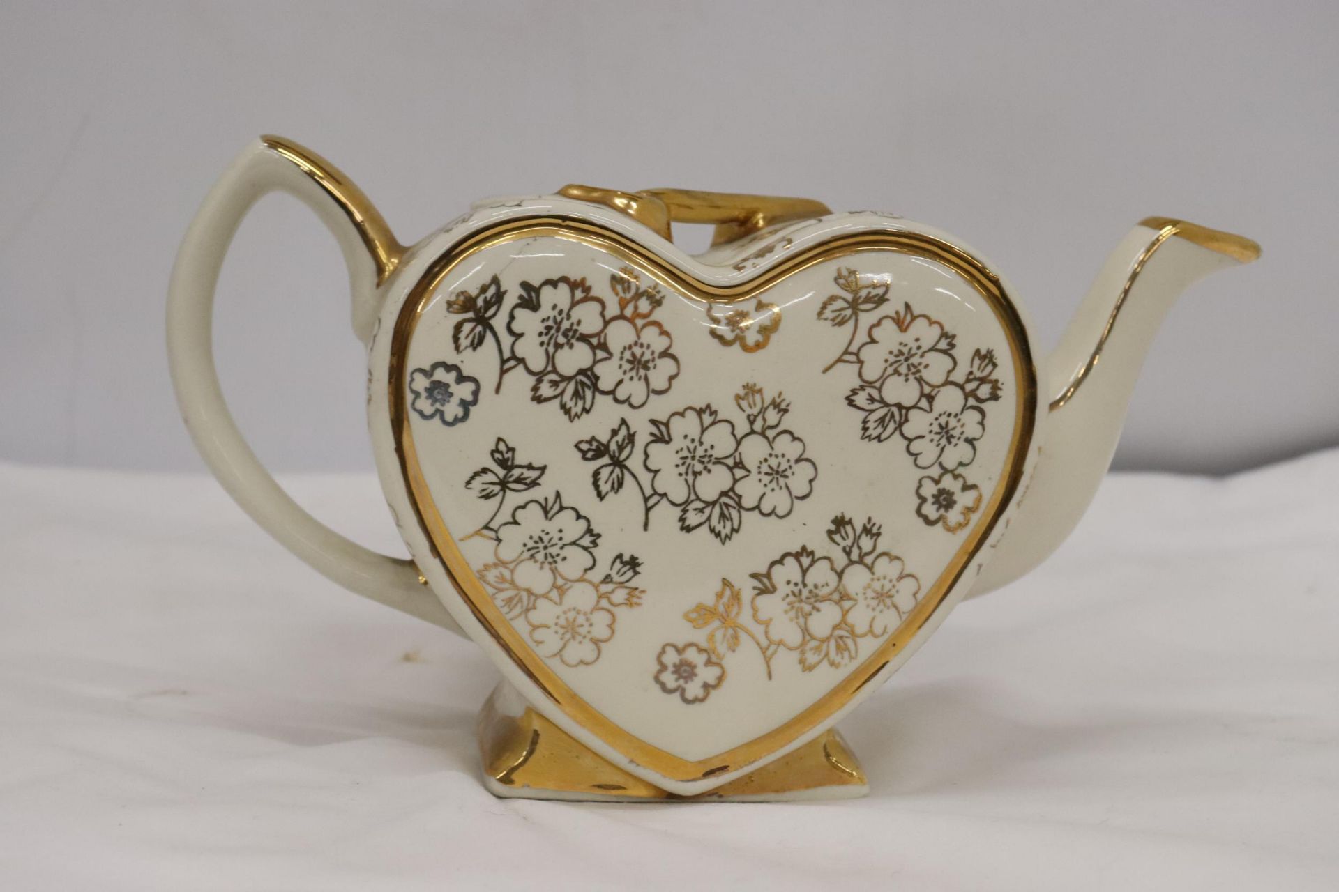 A VINTAGE HEARTSHAPED TEAPOT LINGARD WEBSTER "KEY TO MY HEART" - Image 3 of 6