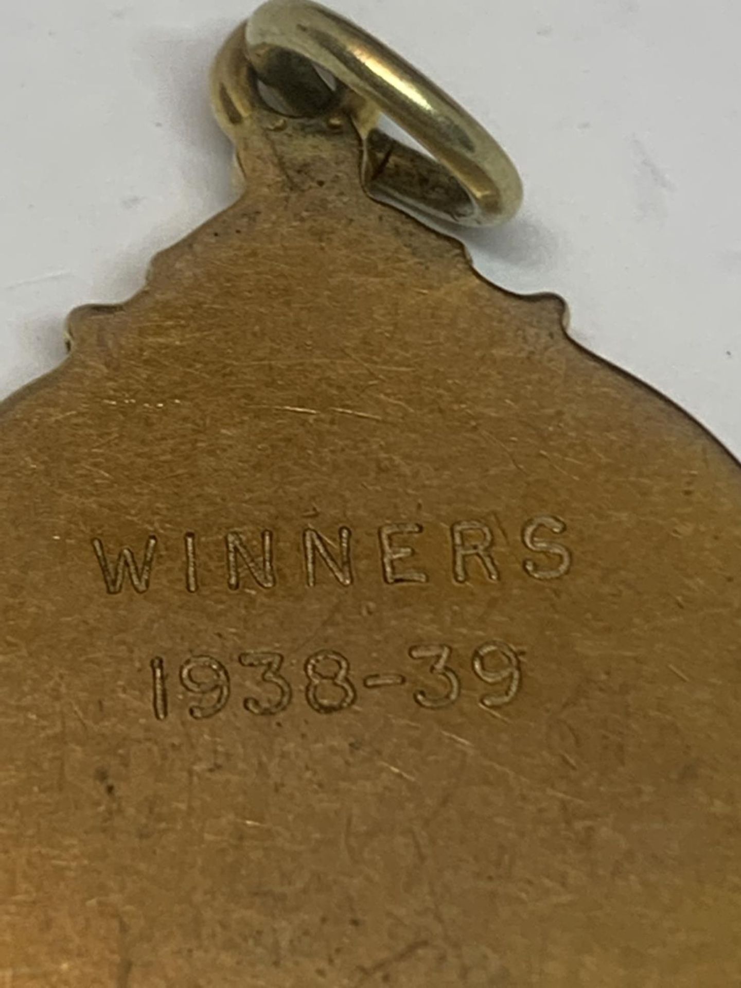 A HALLMARKED 9 CARAT GOLD NORTHERN RUGBY LEAGUE FOOTBALL MEDAL ENGRAVED WINNERS 1938-39 GROSS WEIGHT - Image 3 of 5