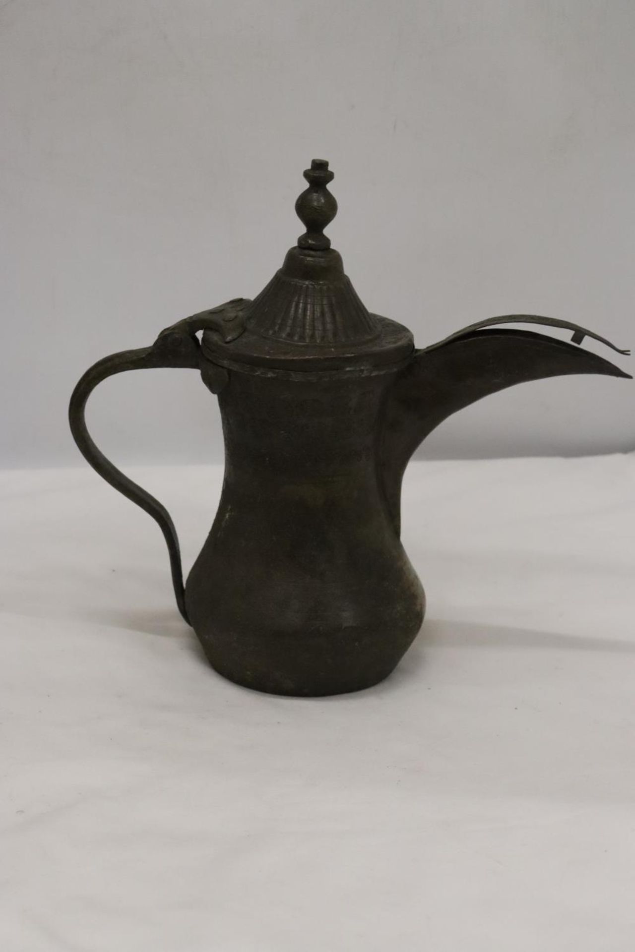 AN ASIAN COFFEE POT - Image 3 of 5