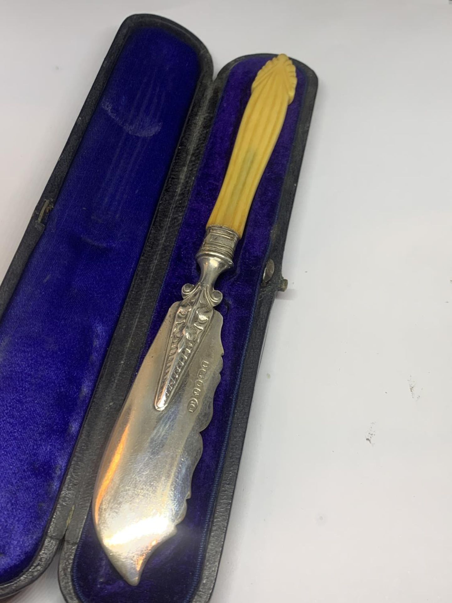 A HALLMARKED SHEFFIELD BUTTER KNIFE IN A PRESENTATION BOX - Image 3 of 4