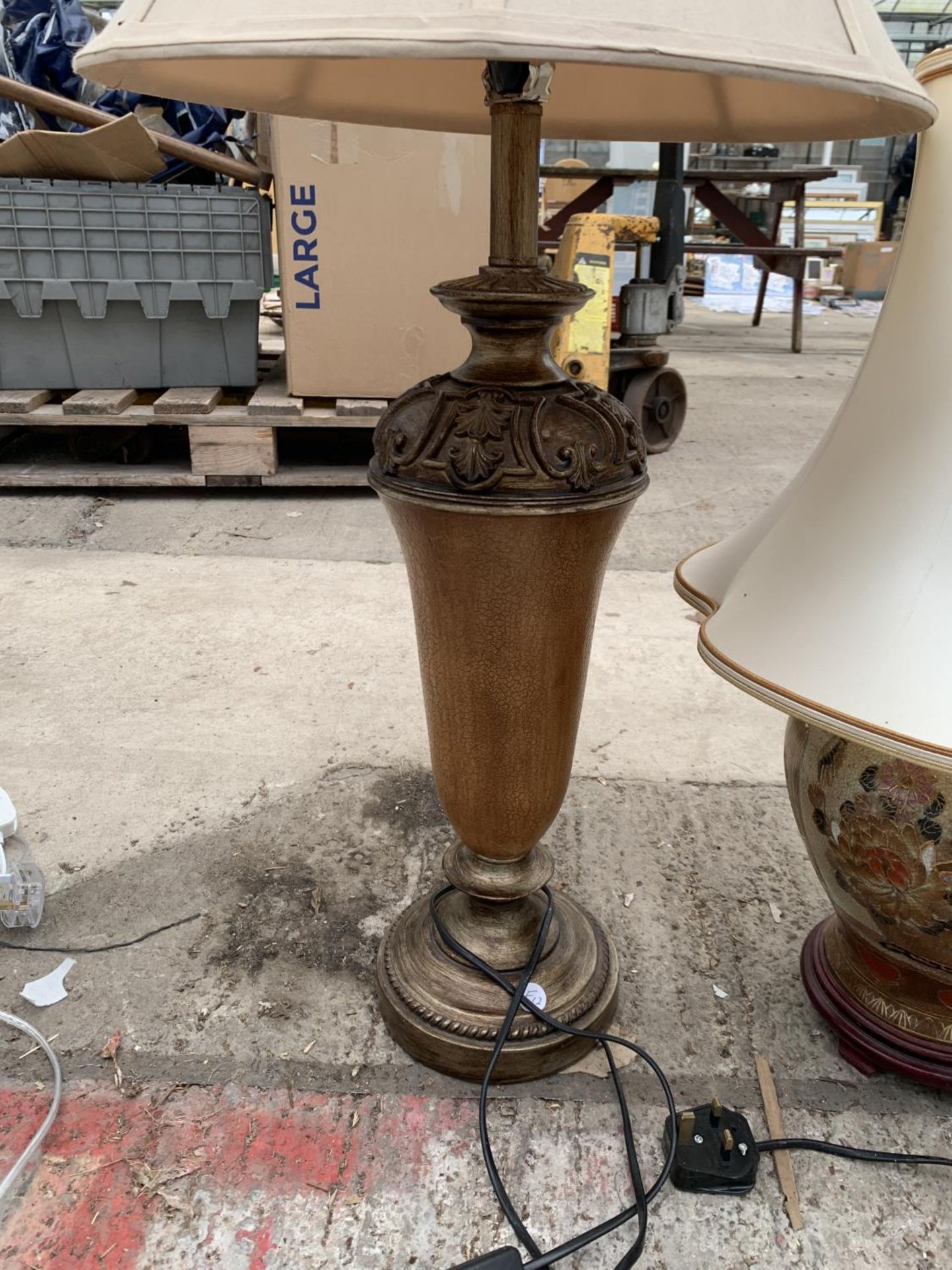 TWO DECORATIVE TABLE LAMPS TO INCLUDE A CERAMIC EXAMPLE - Image 2 of 3