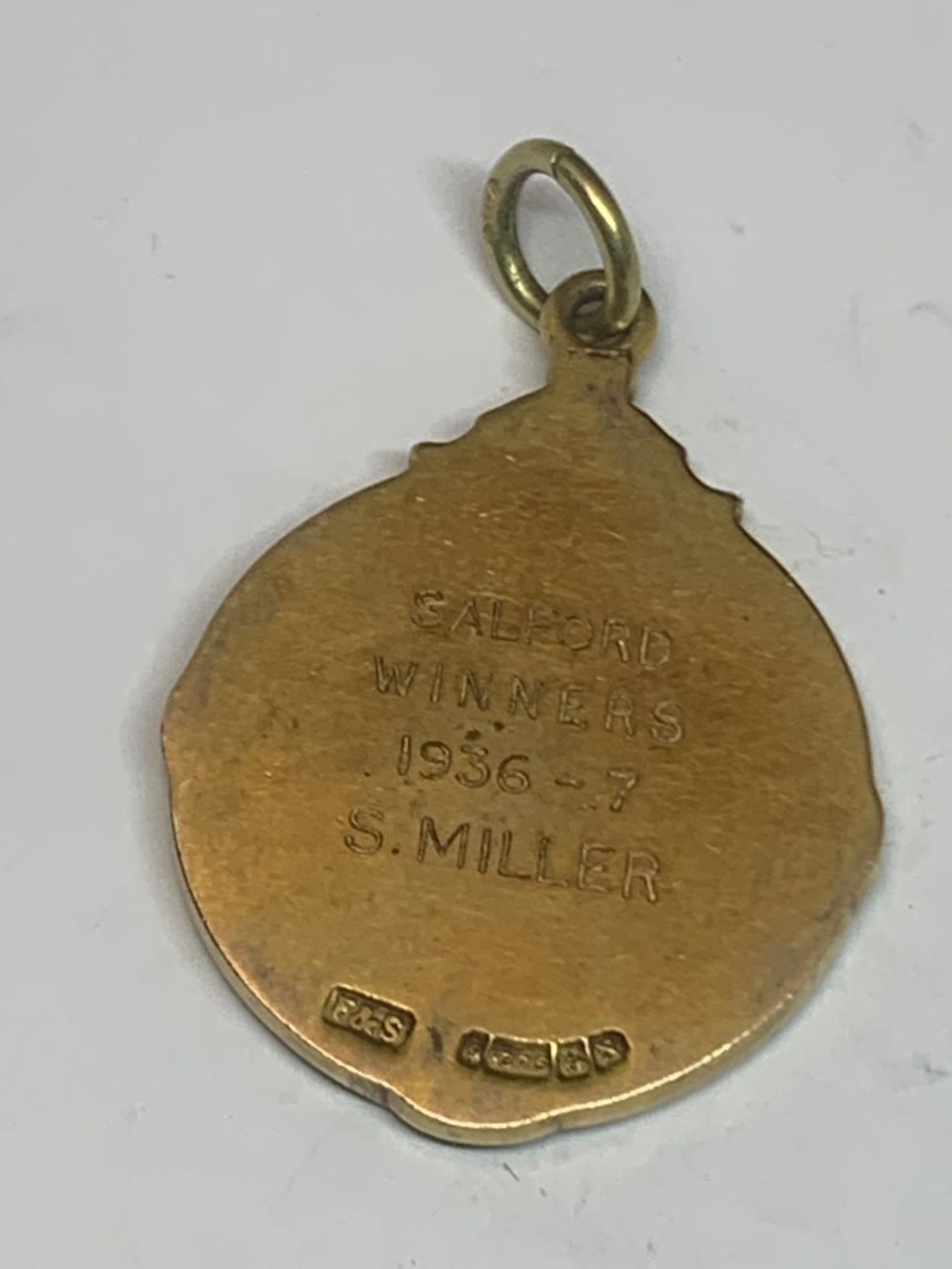 A HALLMARKED 9 CARAT GOLD NORTHERN RUGBY LEAGUE FOOTBALL MEDAL ENGRAVED SALFORD WINNERS 1936 -7 S. - Image 2 of 5