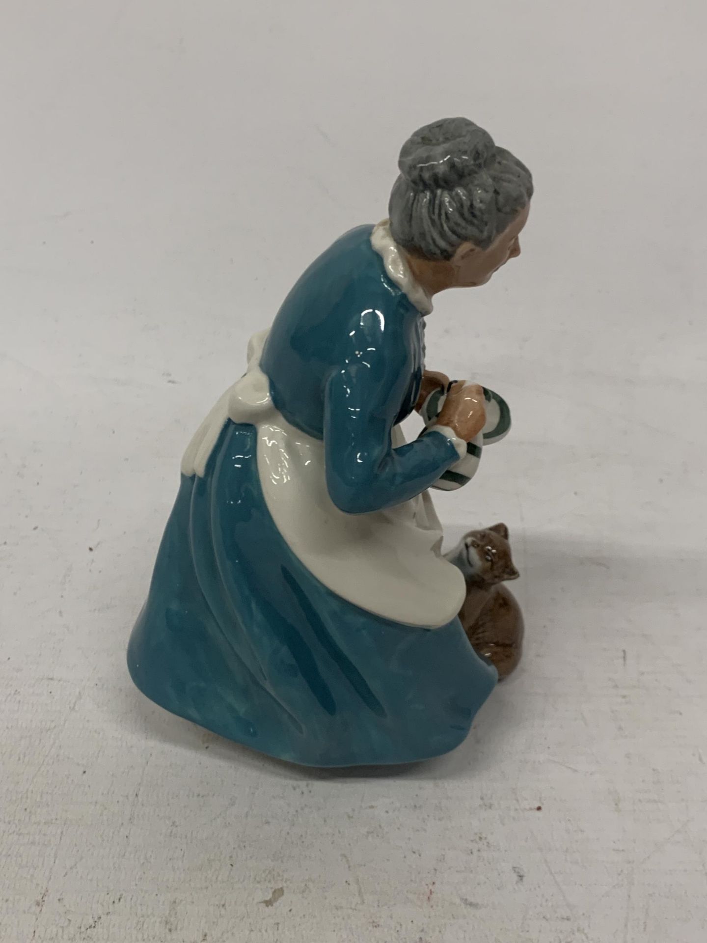 A ROYAL DOULTON FIGURE THE FAVOURITE HN2249 - Image 2 of 4