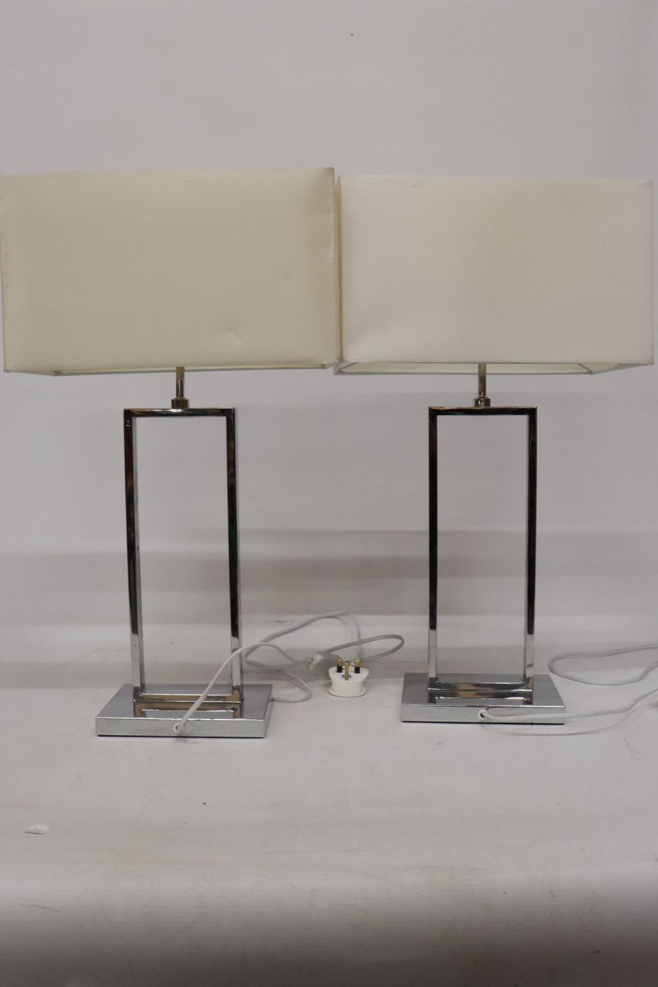 A PAIR OF MODERN CHROME TABLE LAMPS WITH SHADES, HEIGHT 58CM - Image 5 of 6